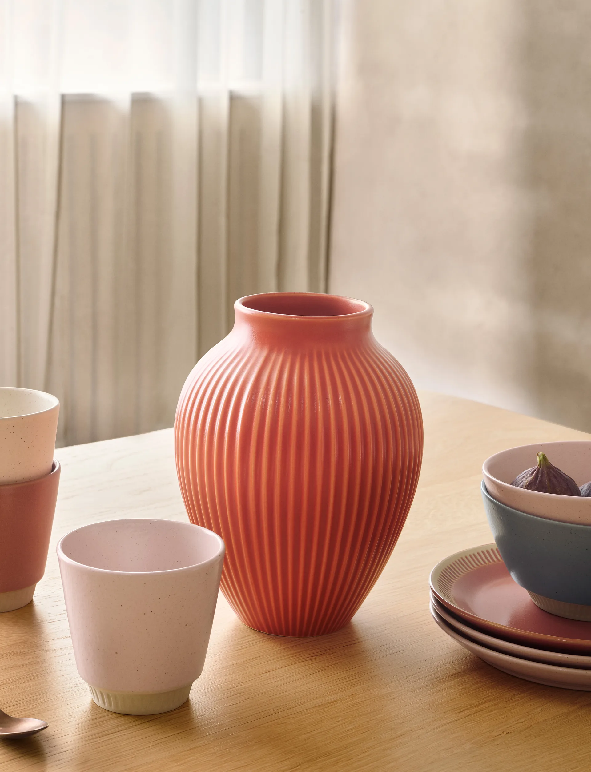 Knabstrup 花瓶 ribbed 27 cm, 珊瑚红 Knabstrup Keramik