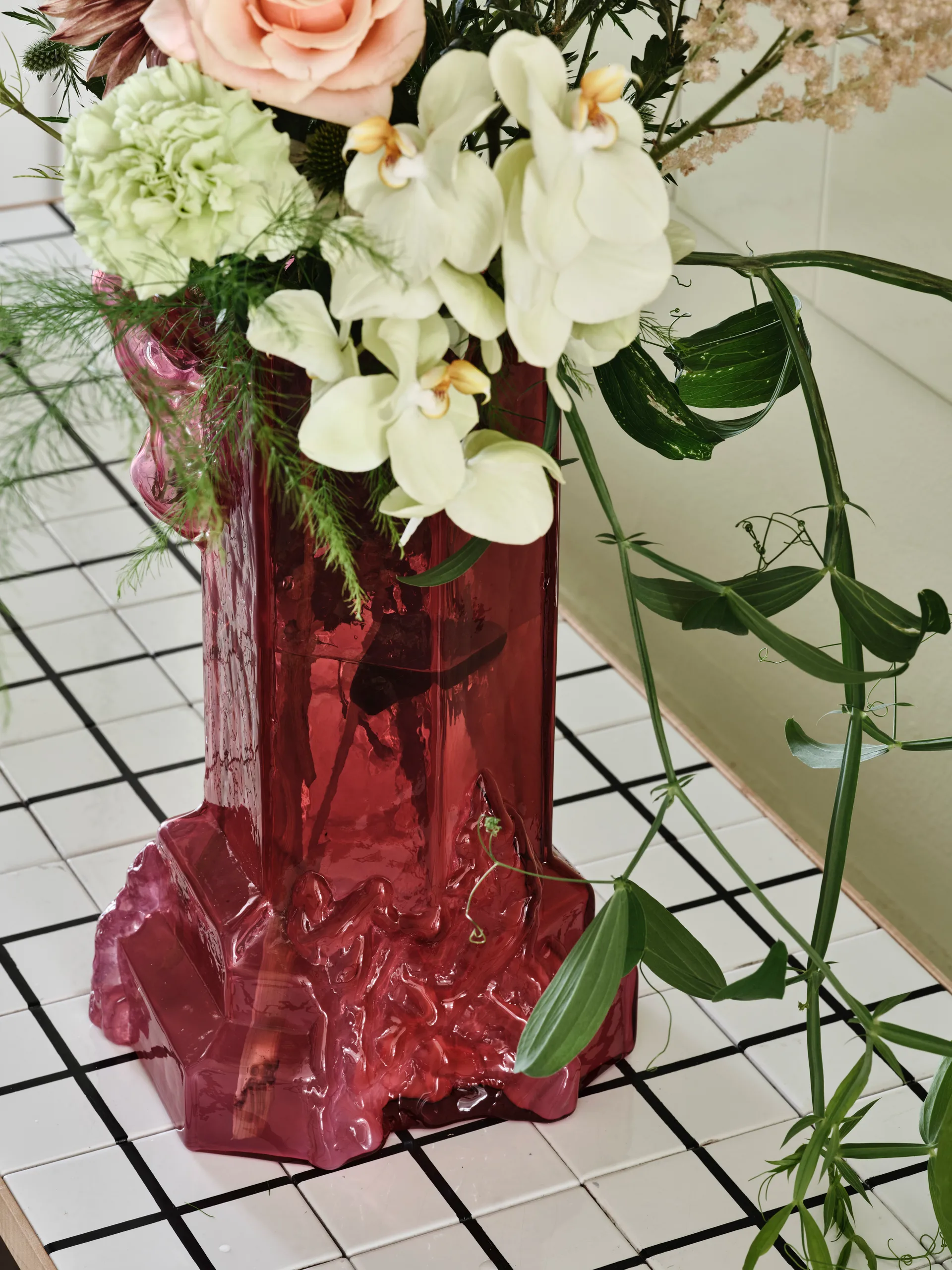 Rocky Baroque 花瓶35cm, 亮粉色 Kosta Boda