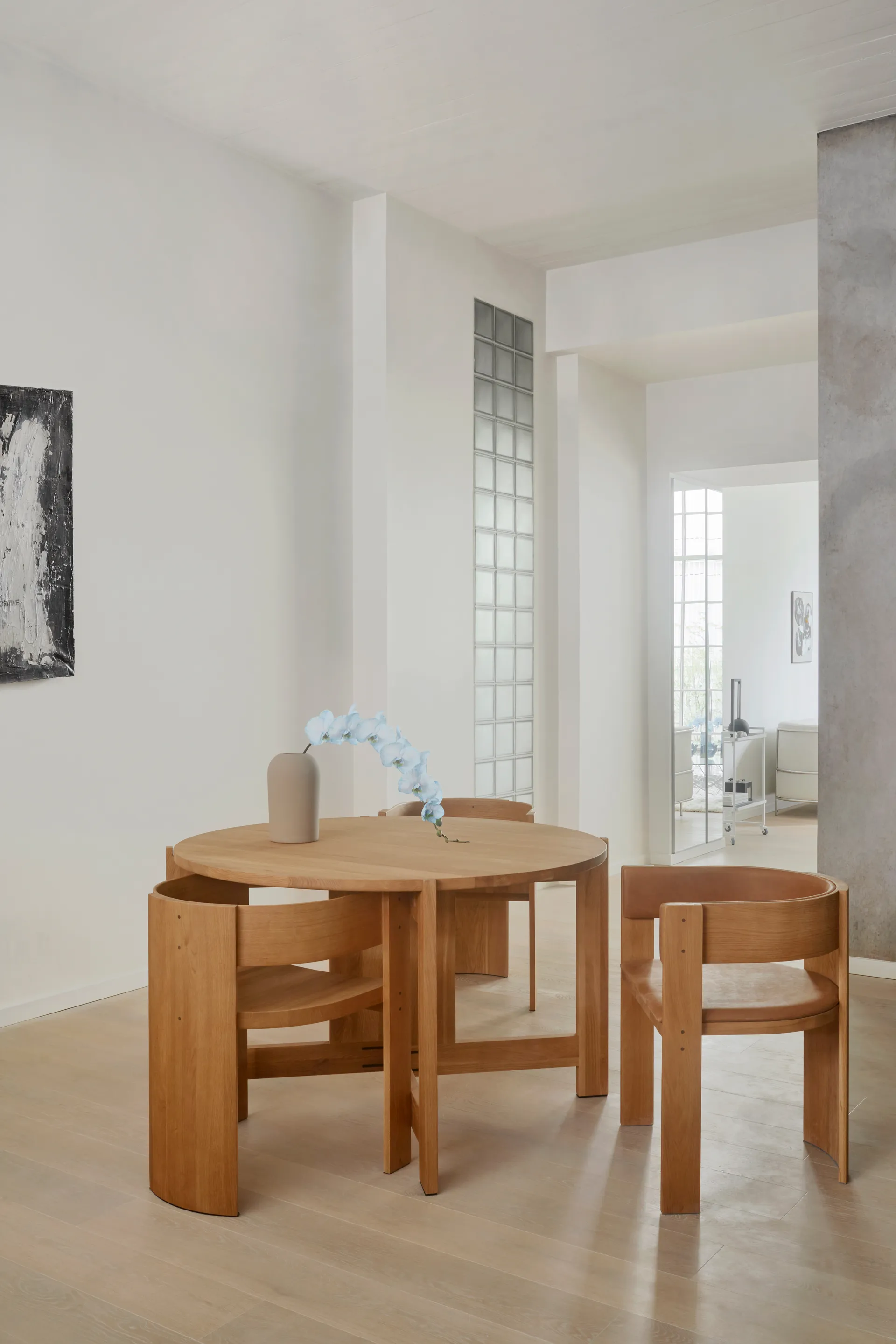 Collector 椅子, 暖色调涂漆橡木_干邑色皮革 Kristina Dam Studio
