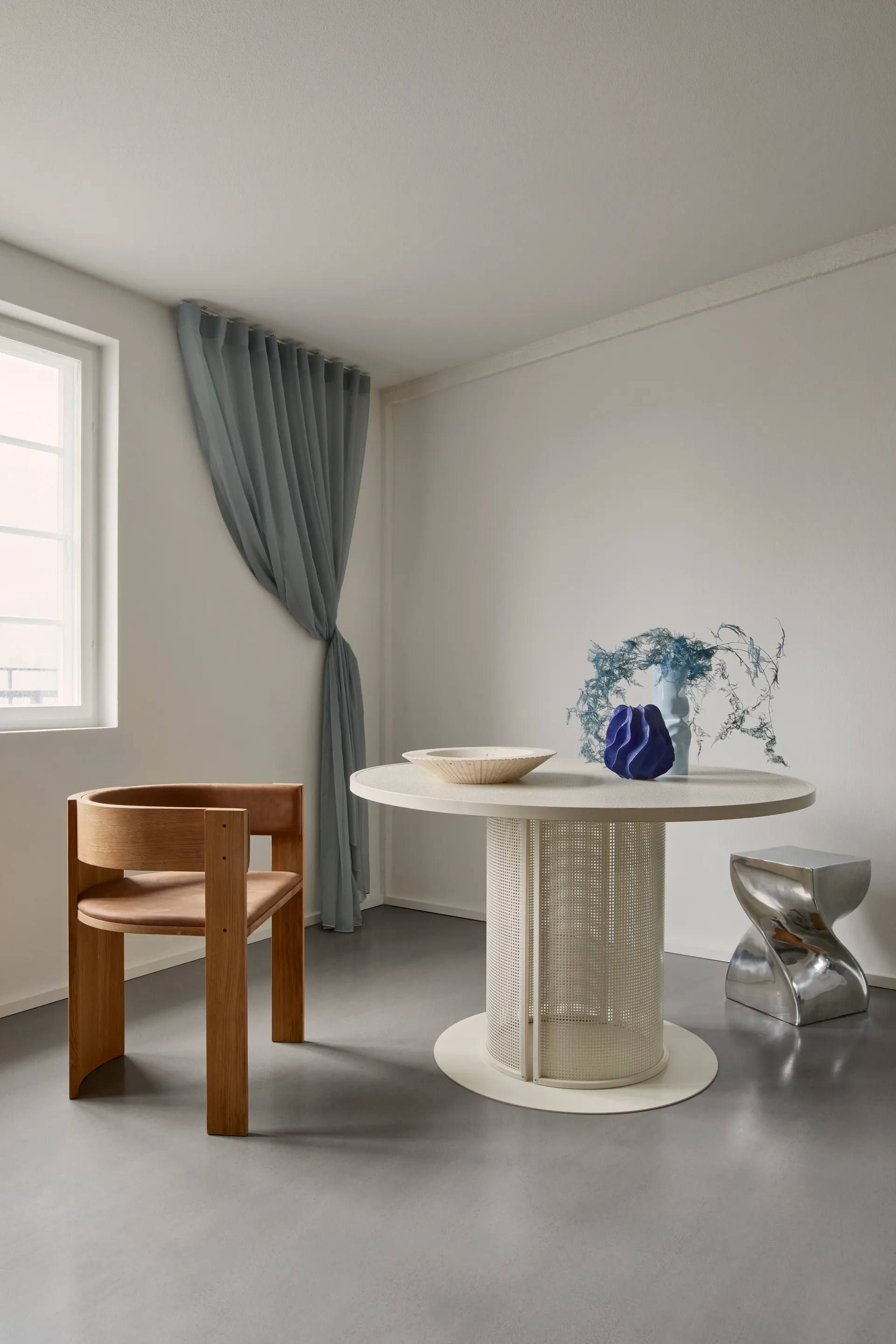 Collector 椅子, 暖色调涂漆橡木_干邑色皮革 Kristina Dam Studio