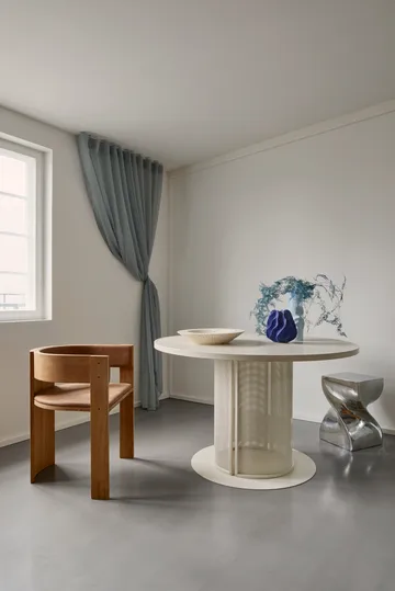 Collector 椅子 - 暖色调涂漆橡木_干邑色皮革 - Kristina Dam Studio