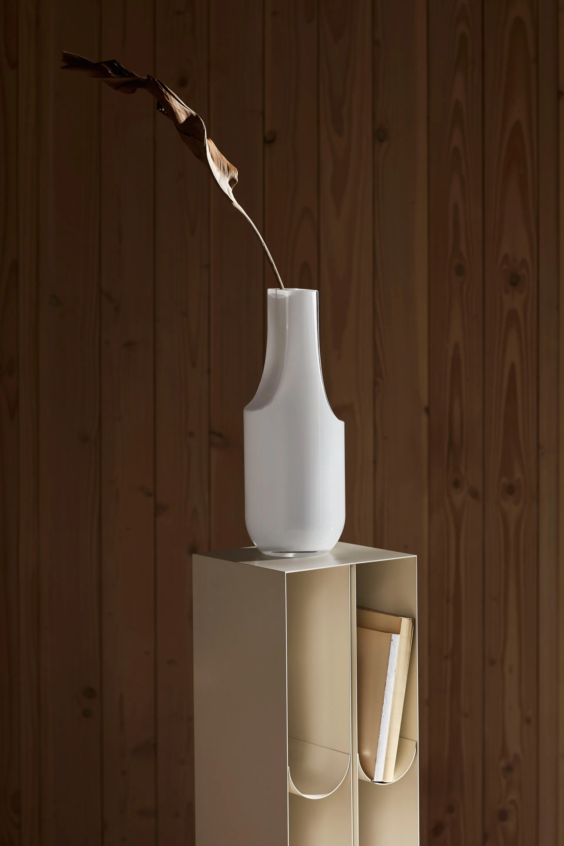 Curved pedestal, 米色 Kristina Dam Studio