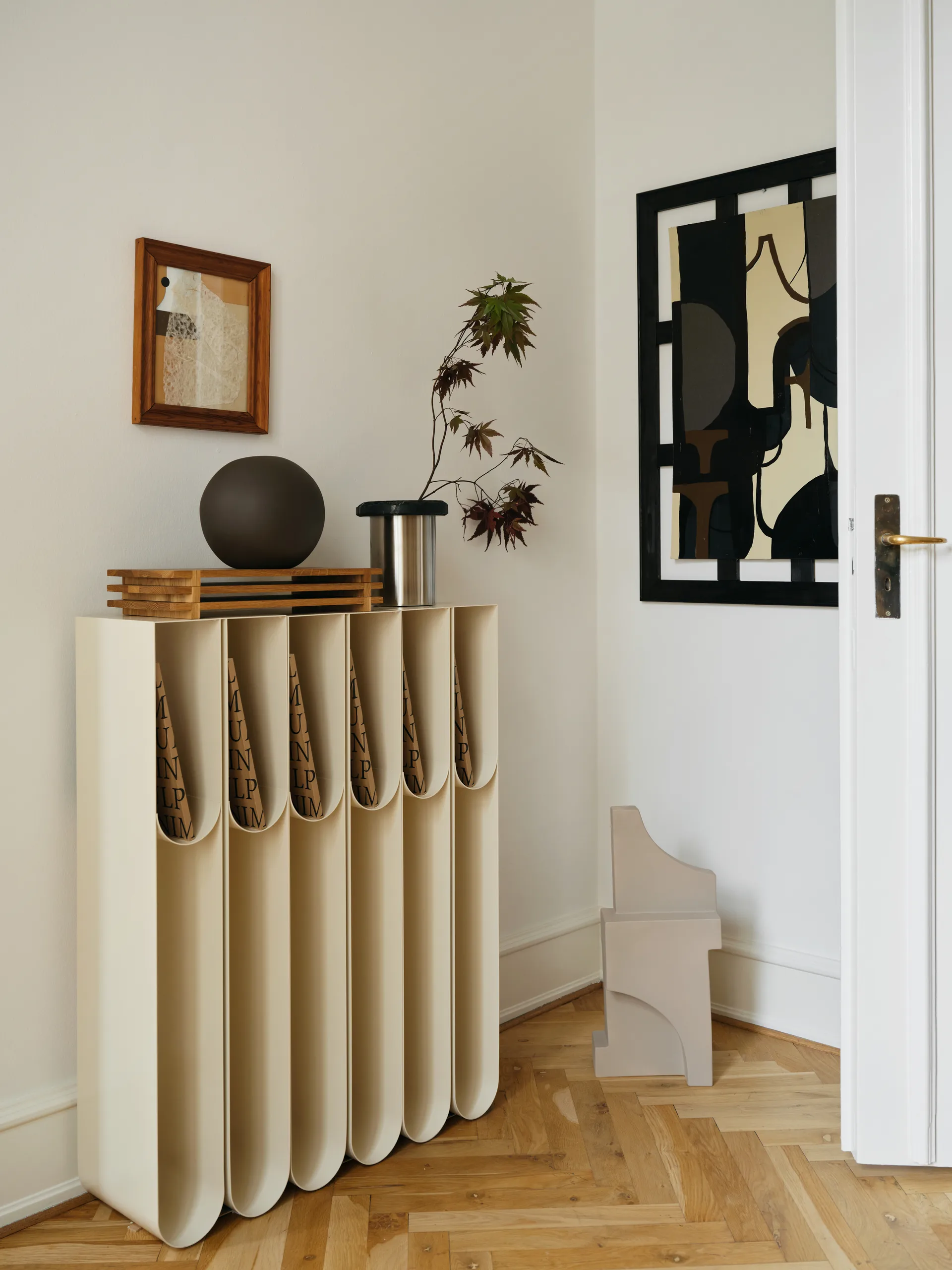 Curved pedestal, 米色 Kristina Dam Studio