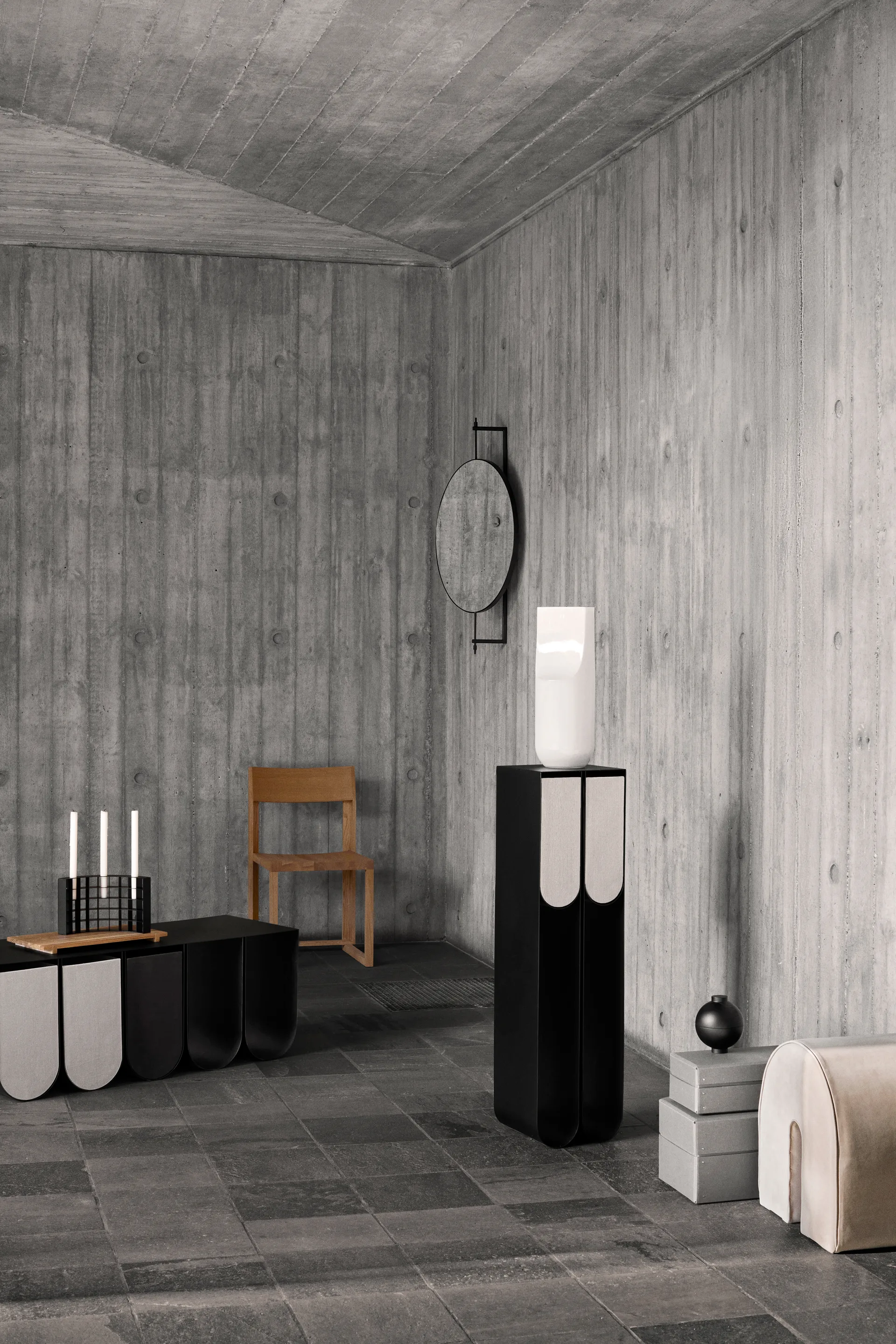 Curved pedestal, 黑色 Kristina Dam Studio