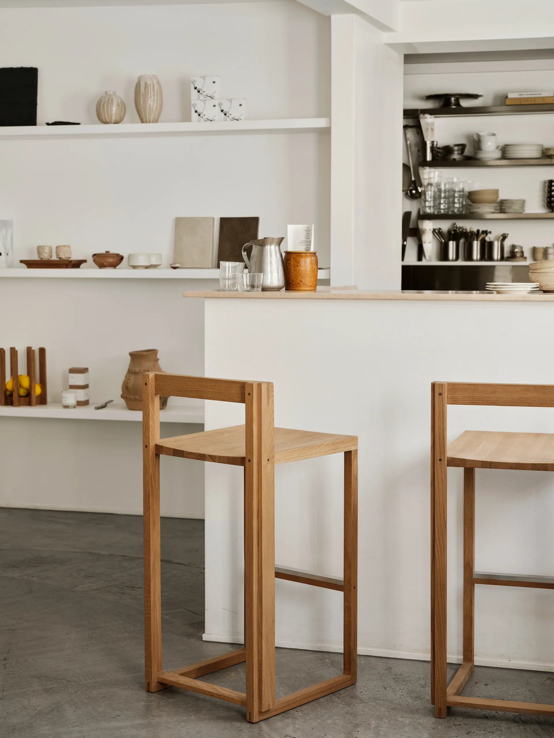 Outline bar 凳子 75 cm, Warm 漆橡木–拉丝不锈钢 Kristina Dam Studio