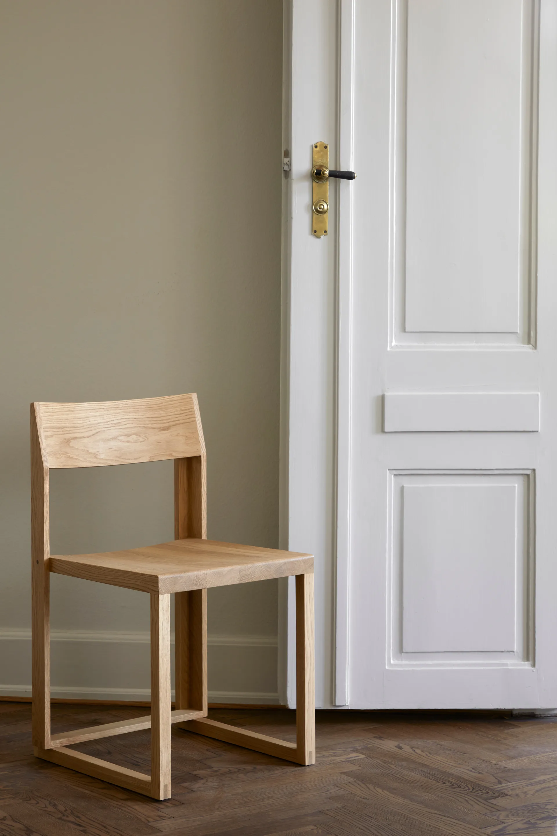 Outline 椅子, Warm 漆橡木-核桃色 Kristina Dam Studio