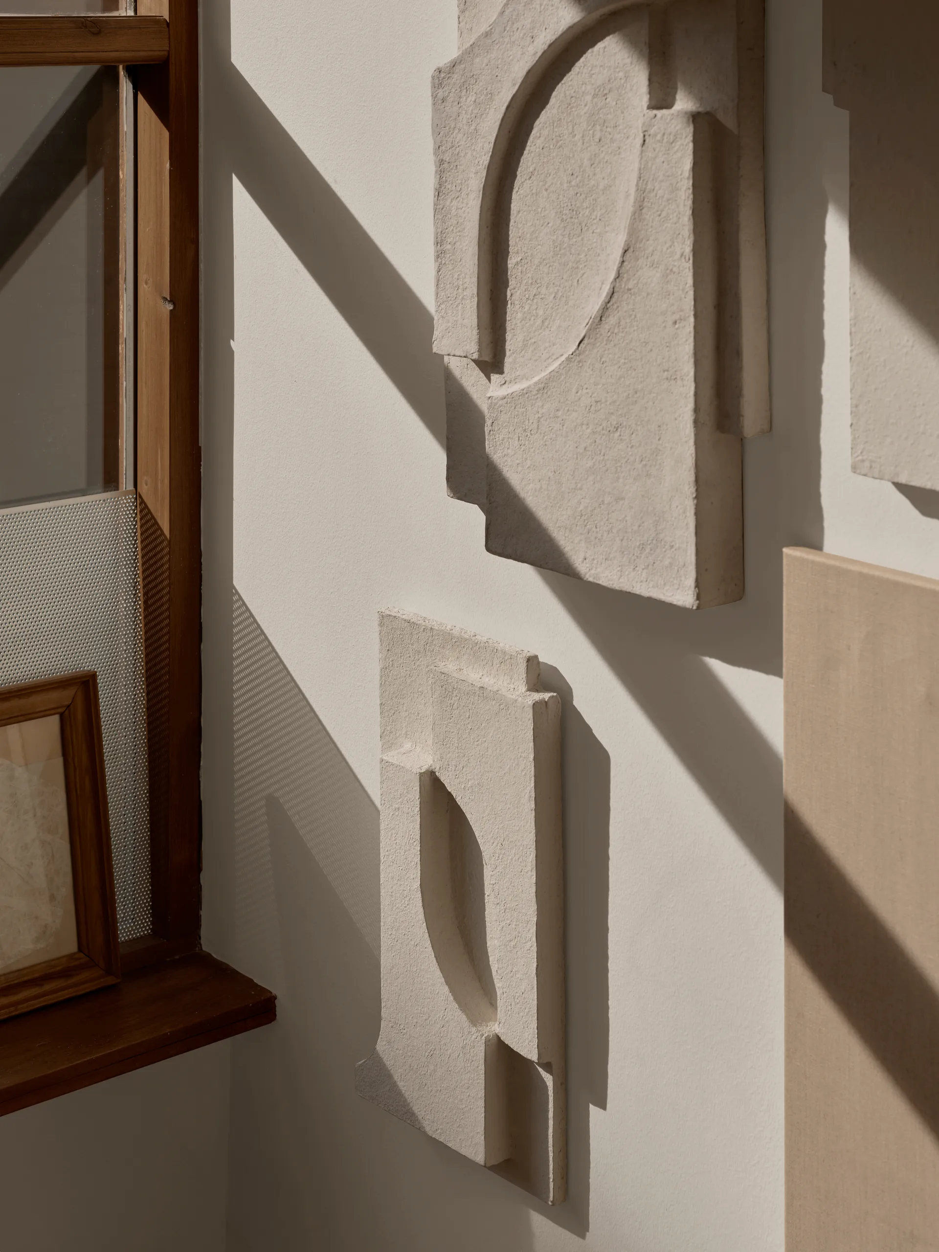 Serif Relief 墙面装饰 小号, 米白色 Kristina Dam Studio