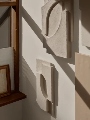Serif Relief 墙面装饰 小号 - 米白色 - Kristina Dam Studio