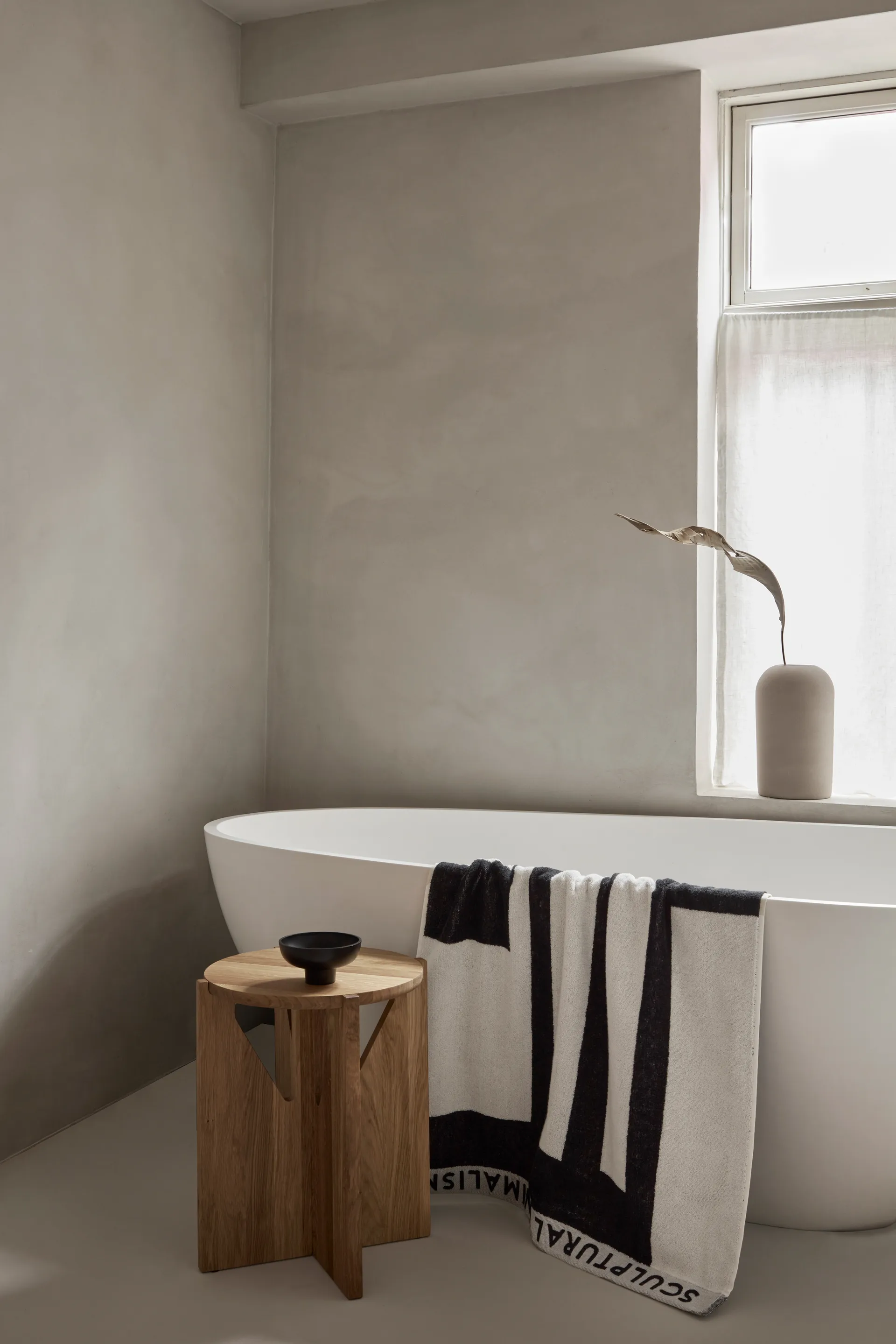 Simple 圆凳 Ø36cm, 暖色调涂漆橡木 Kristina Dam Studio