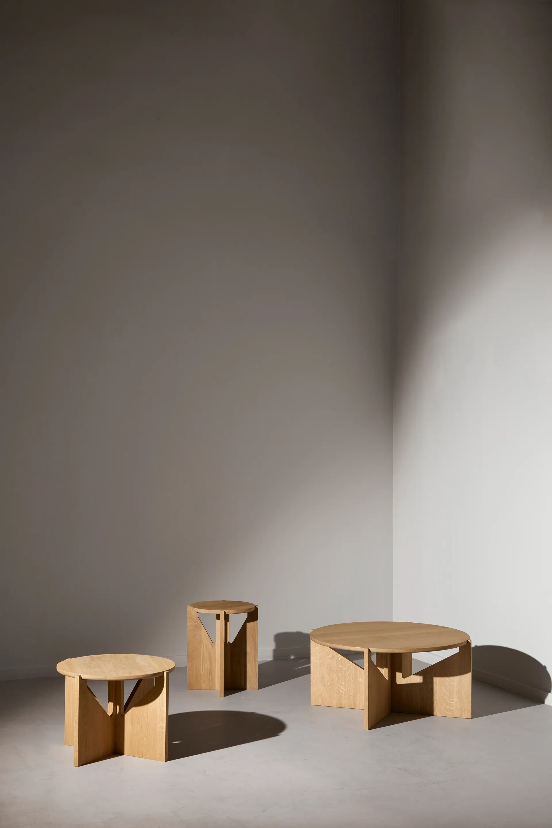 Simple XL 咖啡桌 Ø78cm, 暖色调涂漆橡木 Kristina Dam Studio