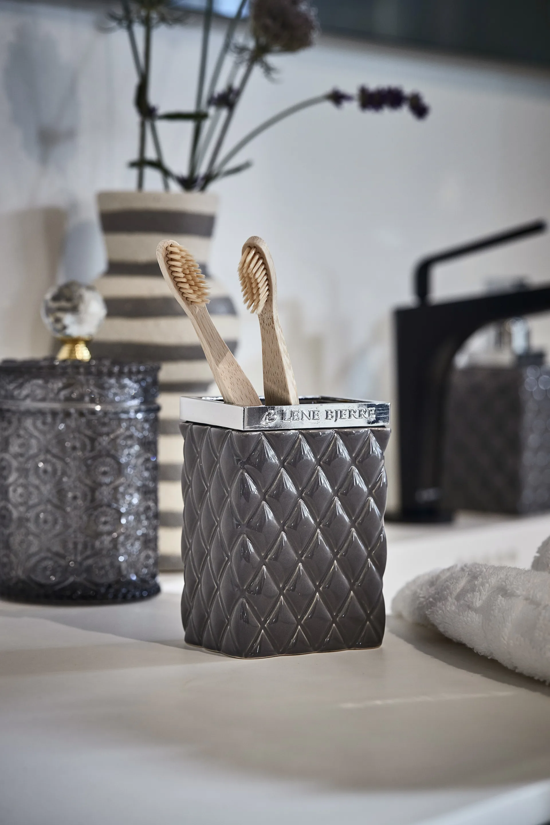 Miyelle 储物罐 （含盖子） Ø10 cm, 灰色 Lene Bjerre