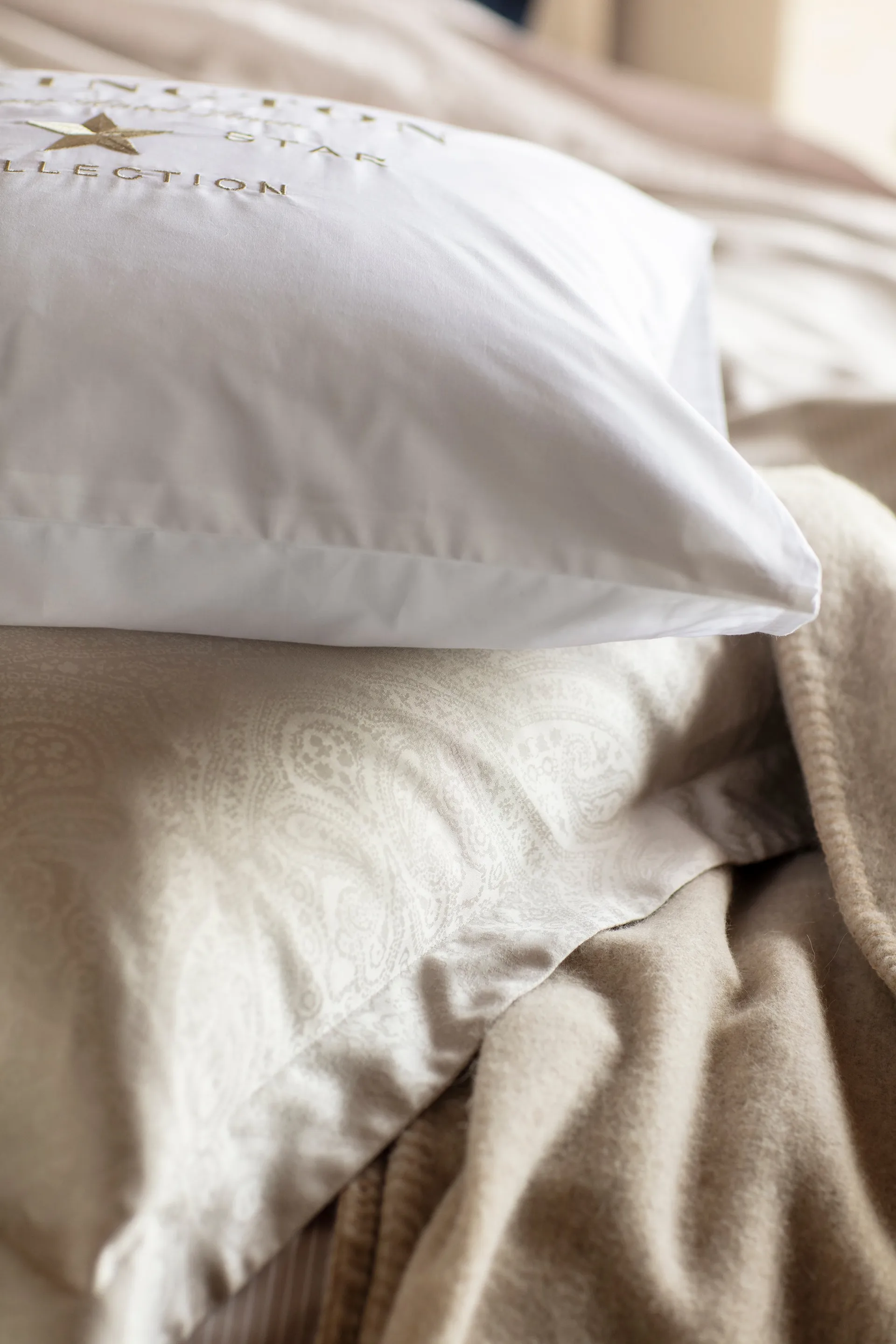 Hotel Embroidery 枕头套 50x60 cm, 白色-浅米色 Lexington