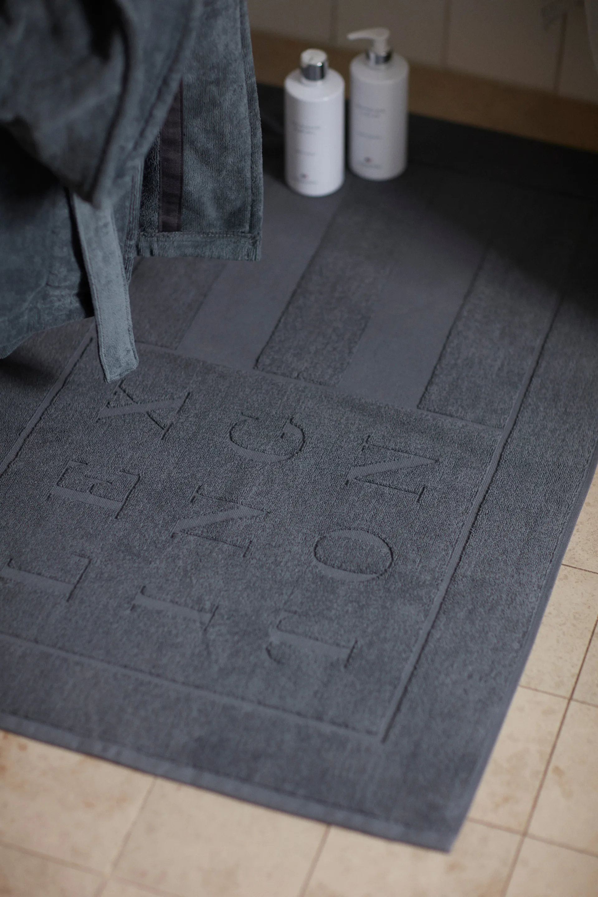 Lexington Hotel bathroom 地毯 60x90 cm, Dark gray Lexington