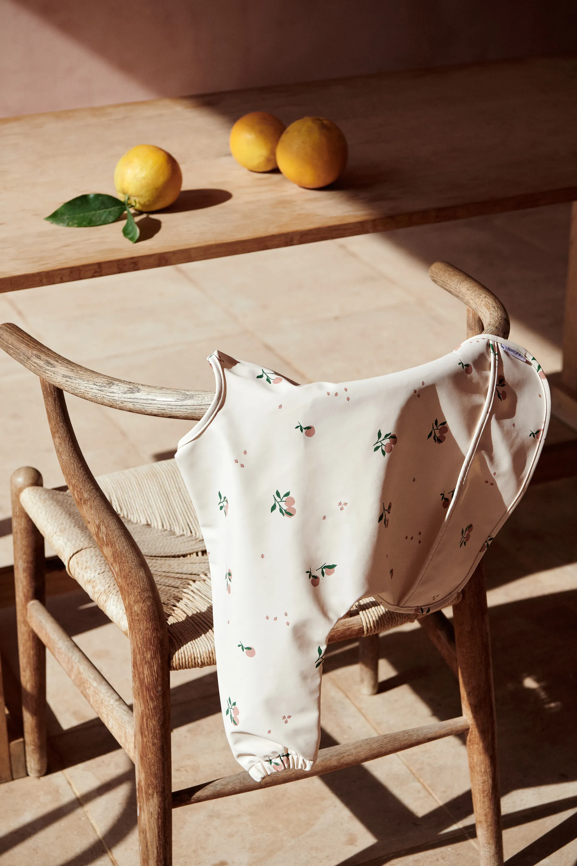 Merle bib with sleeve, 桃色-Sea shell mix Liewood