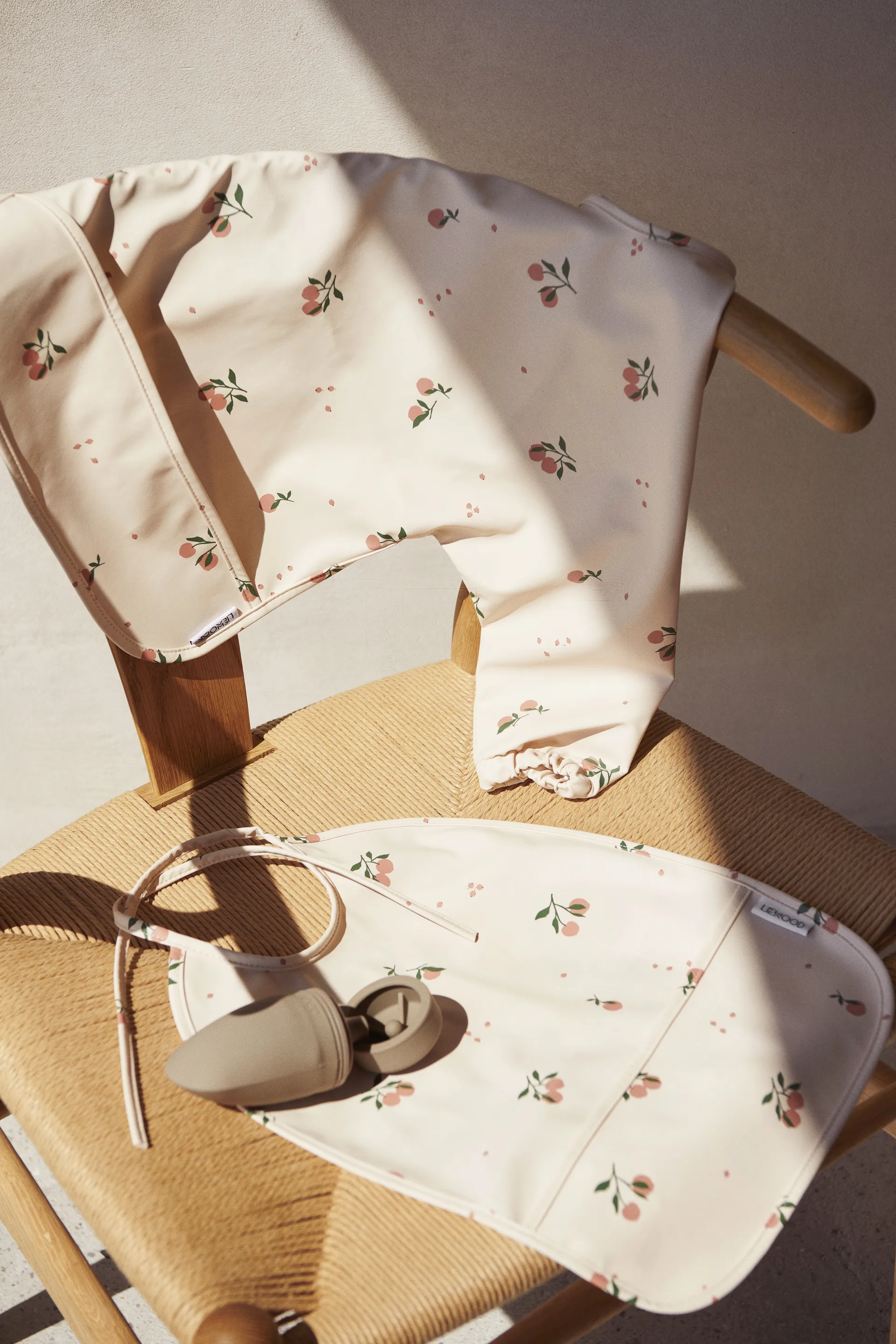 Merle bib with sleeve, 桃色-Sea shell mix Liewood