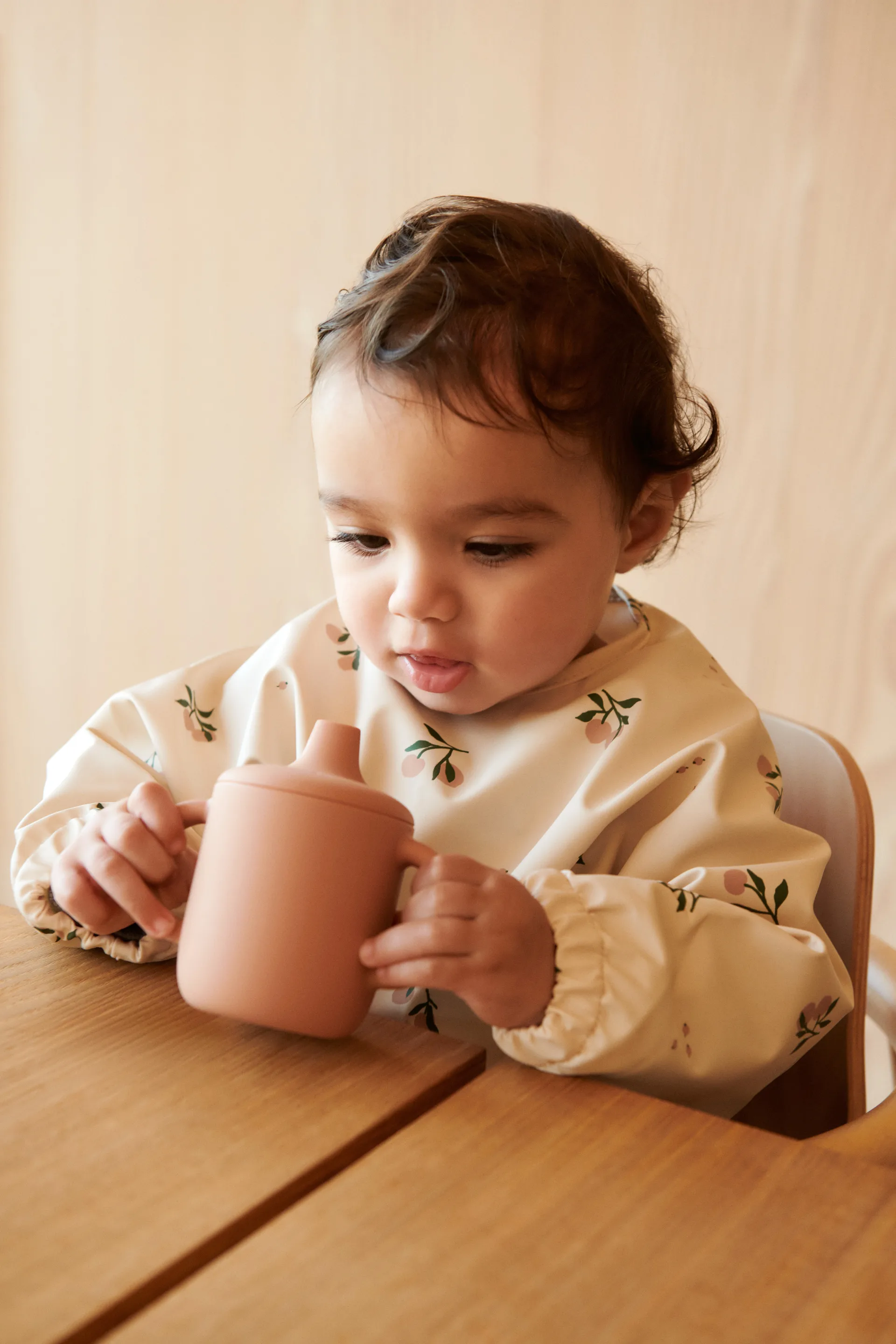 Merle bib with sleeve, 桃色-Sea shell mix Liewood