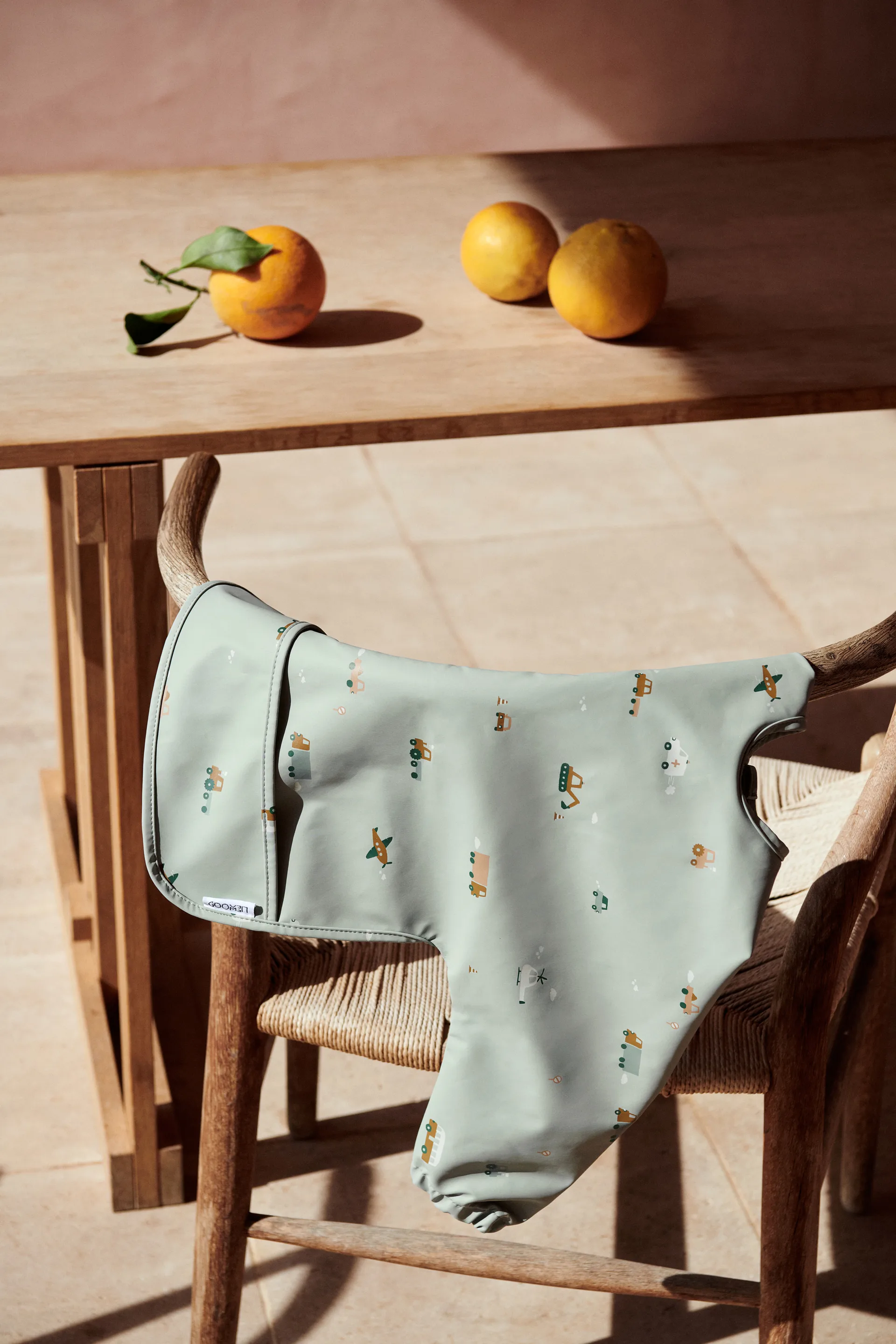 Merle bib with sleeve, Vehicles-dove 蓝色 mix Liewood