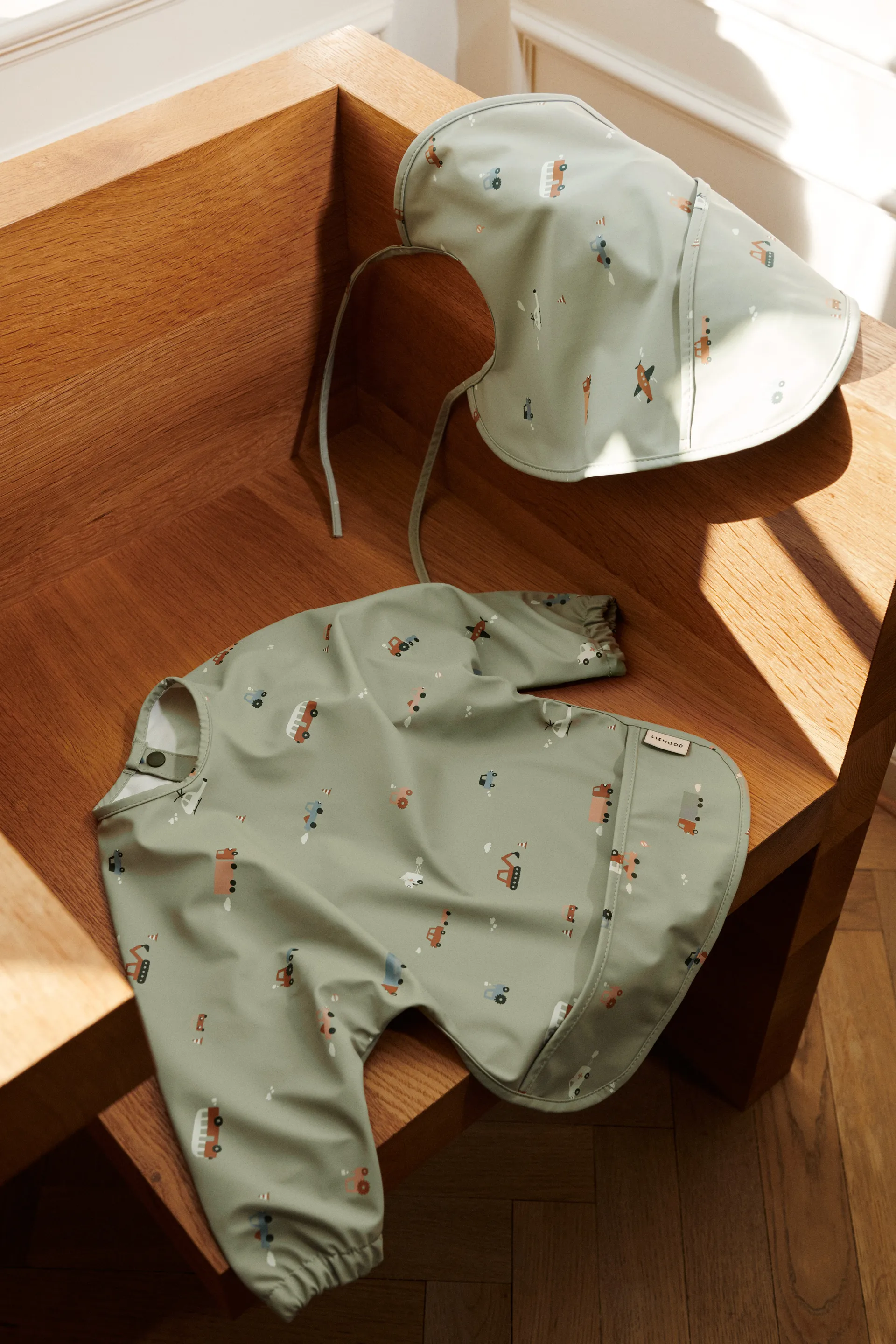 Merle bib with sleeve, Vehicles-dove 蓝色 mix Liewood