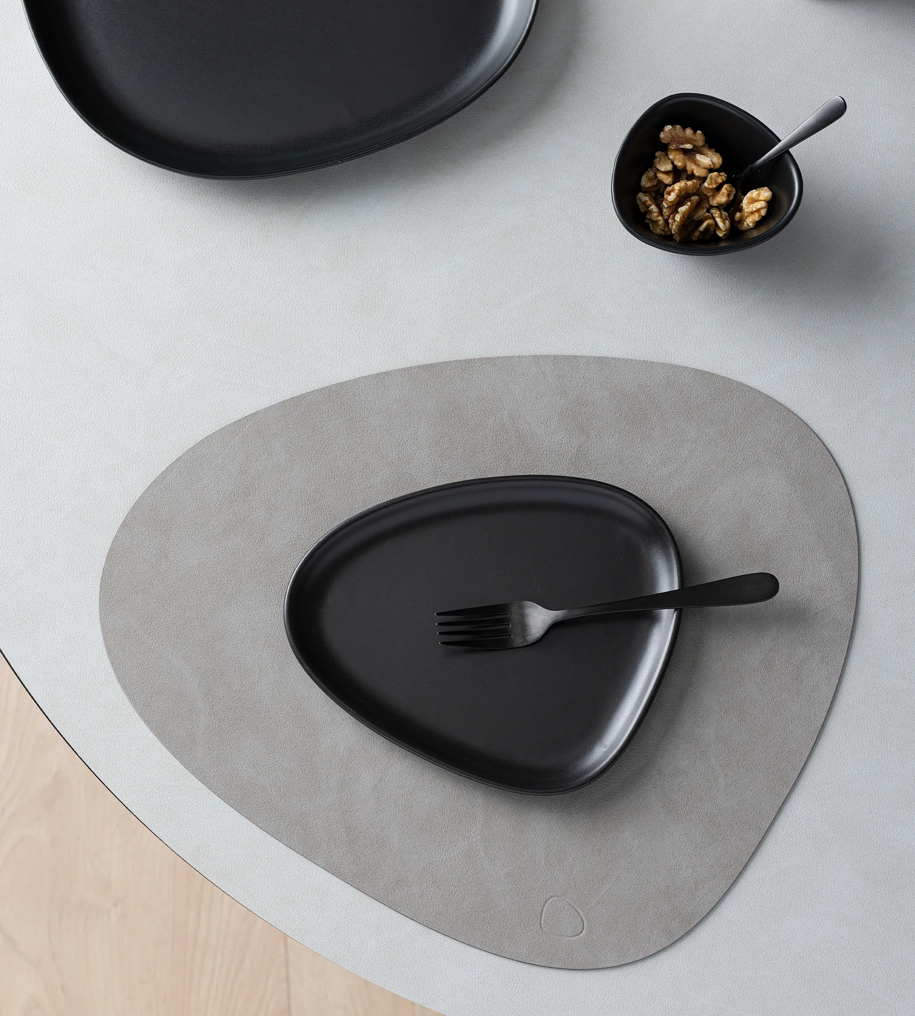 Curve Stoneware 小盘 19x22cm, 黑色 LIND DNA