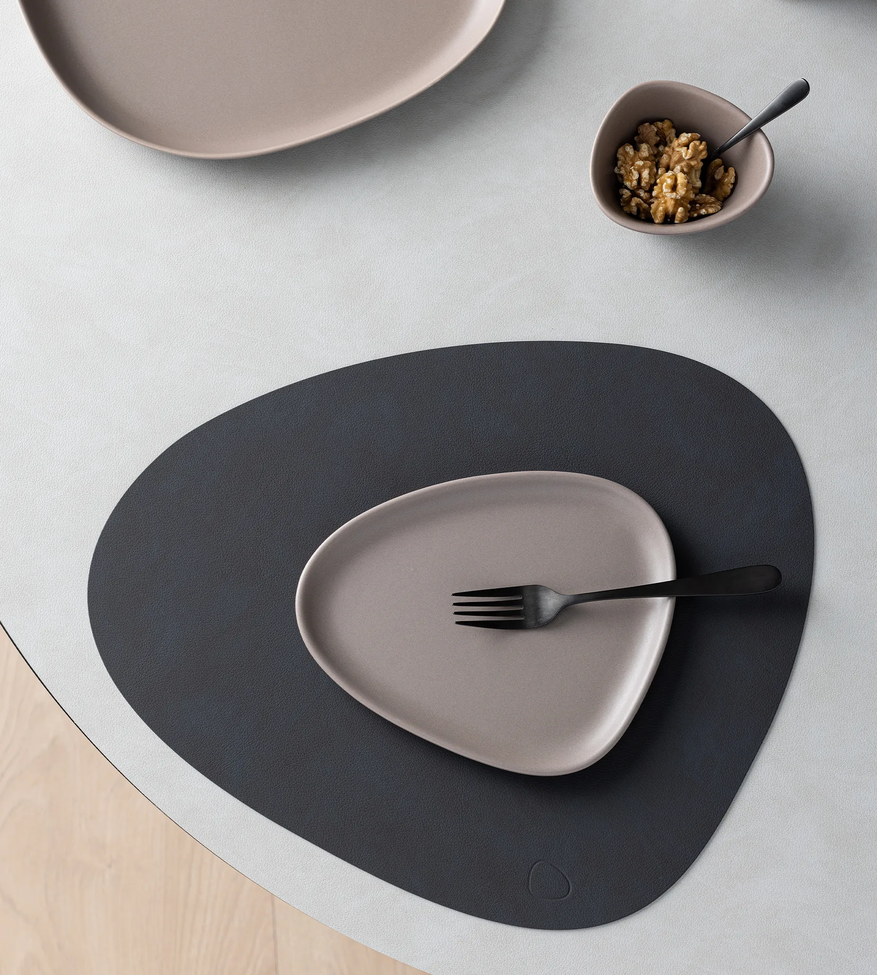 Curve Stoneware 小盘 19x22cm, 暖灰色 LIND DNA