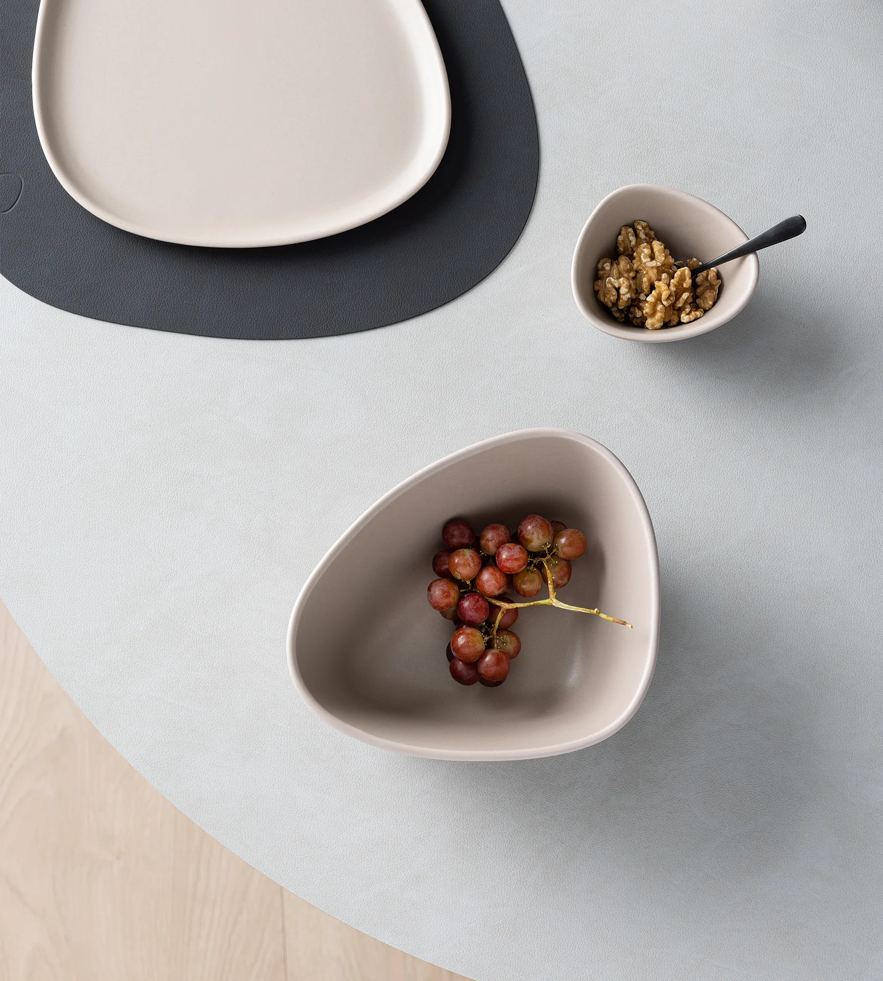 Curve Stoneware 碗 中号 20x22cm, 沙色 LIND DNA