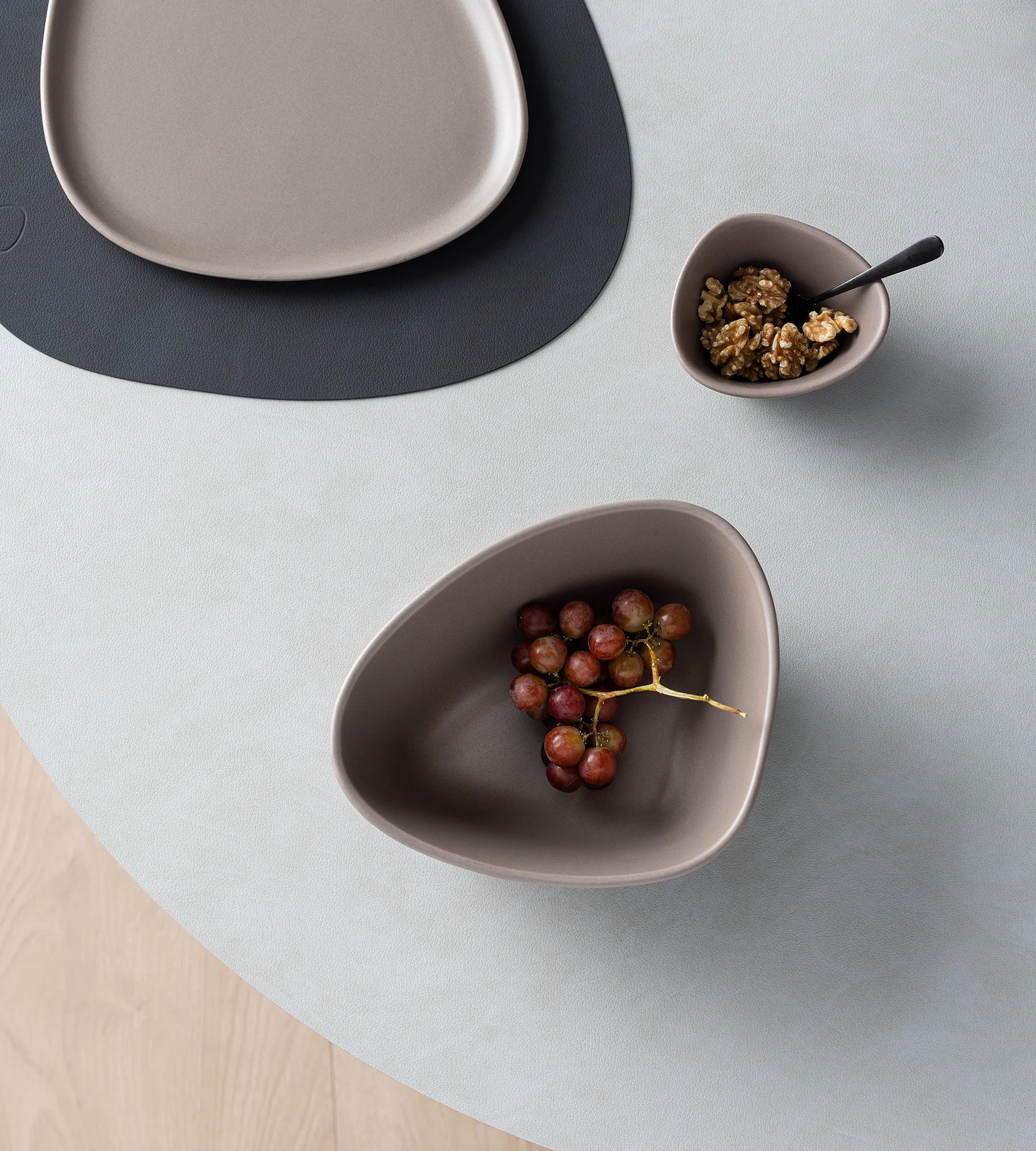 Curve Stoneware 碗 中号 20x22cm, 暖灰色 LIND DNA