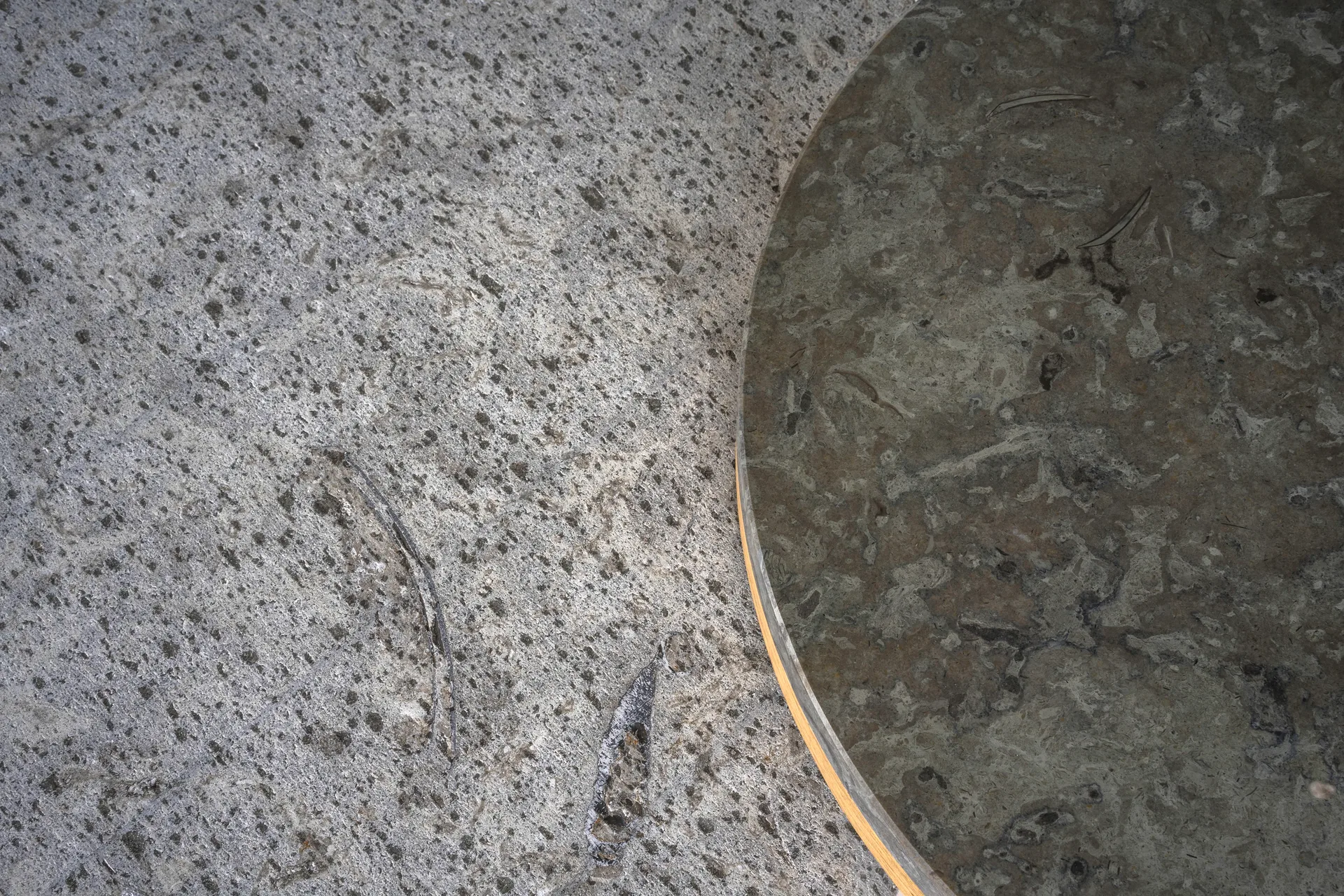 Dondo 白色着色橡木边几Ø45cm, 亚光石灰石 Mavis