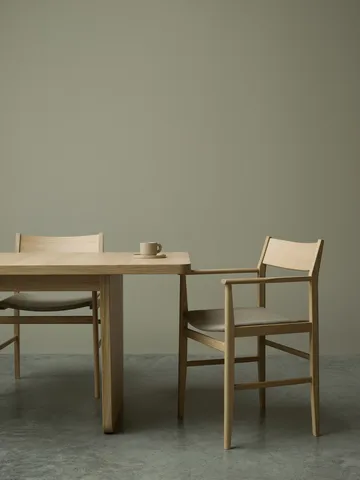 Siza 扶手椅 - 白色着色橡木_亚麻座椅 - Mavis