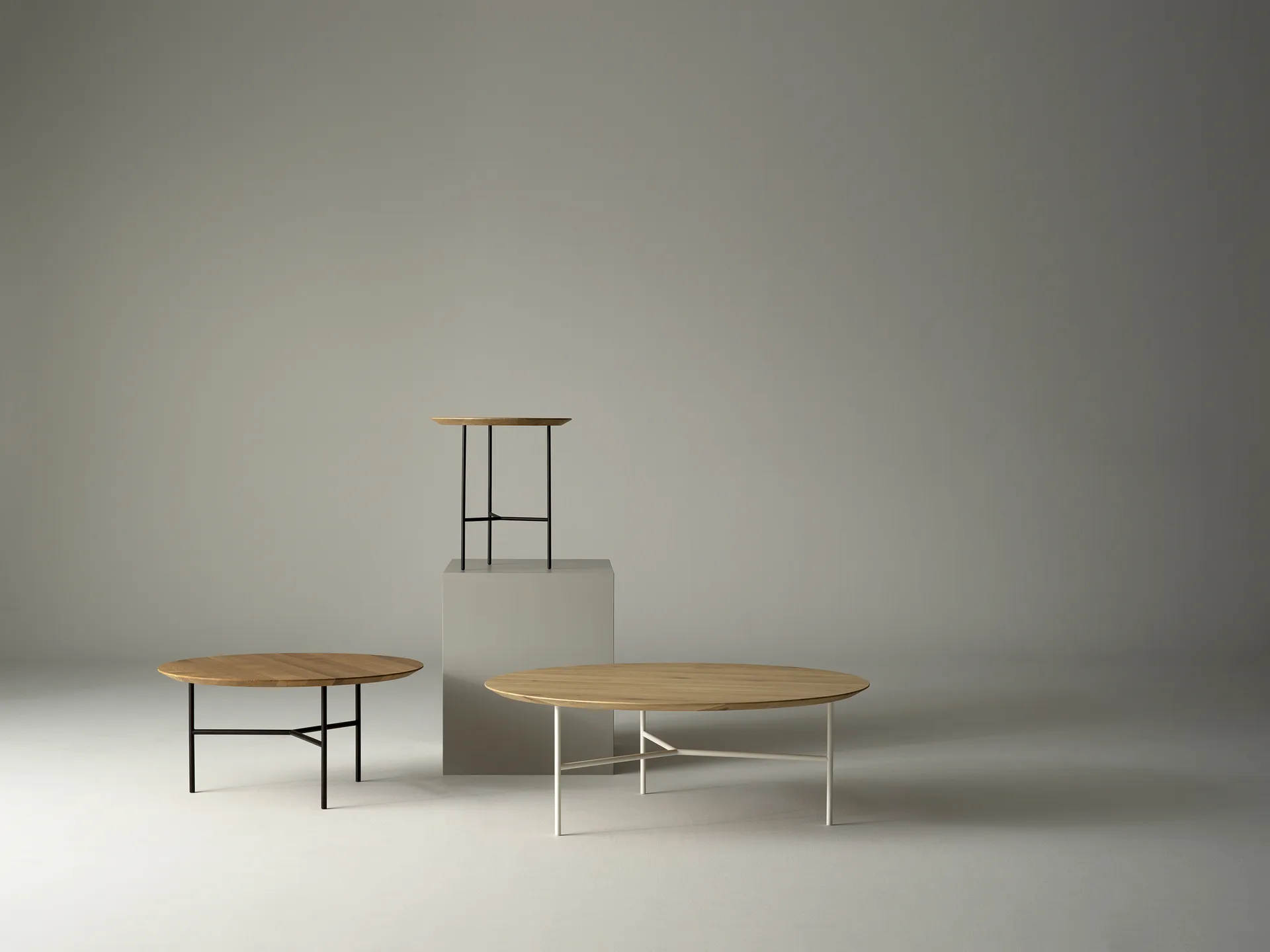 Tribeca 小边桌, 自然木色 lacquer, satin 镀铬色 legs, ø47 cm Mavis