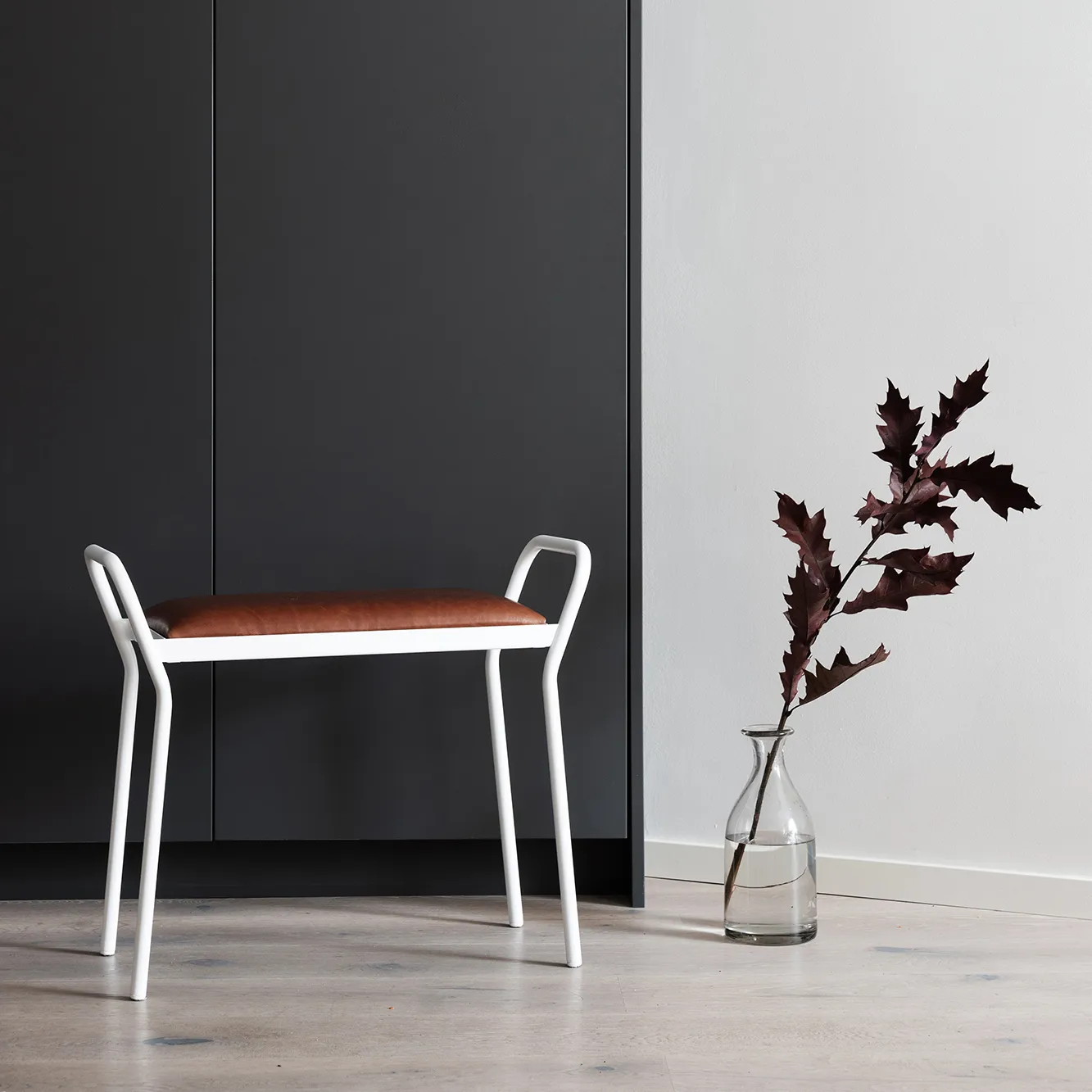 Anyone stool 凳子, 白色 with vintage cognac leather Maze