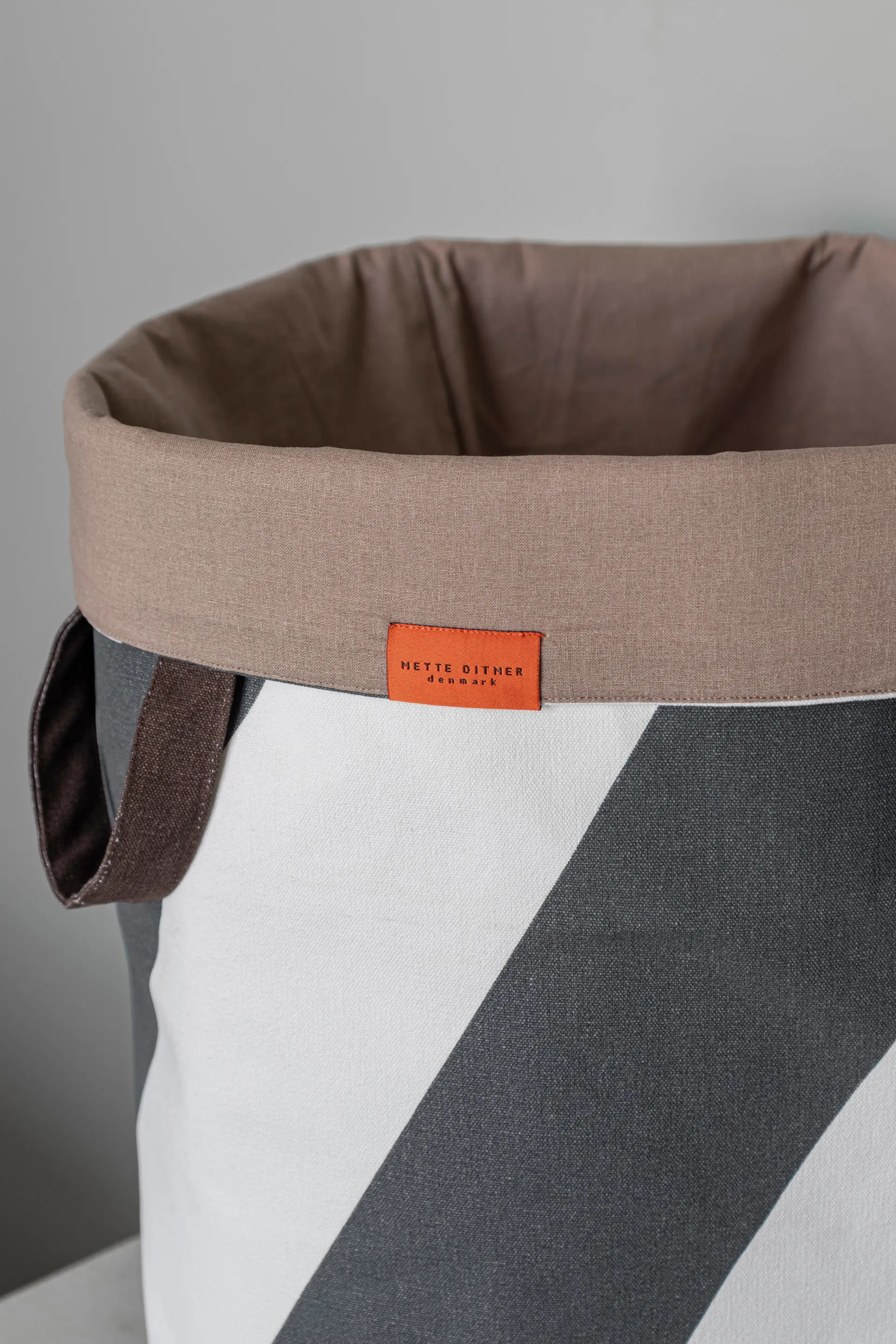 Diagonal 洗衣篮 Ø40x50 cm, 深灰色-米白色 Mette Ditmer