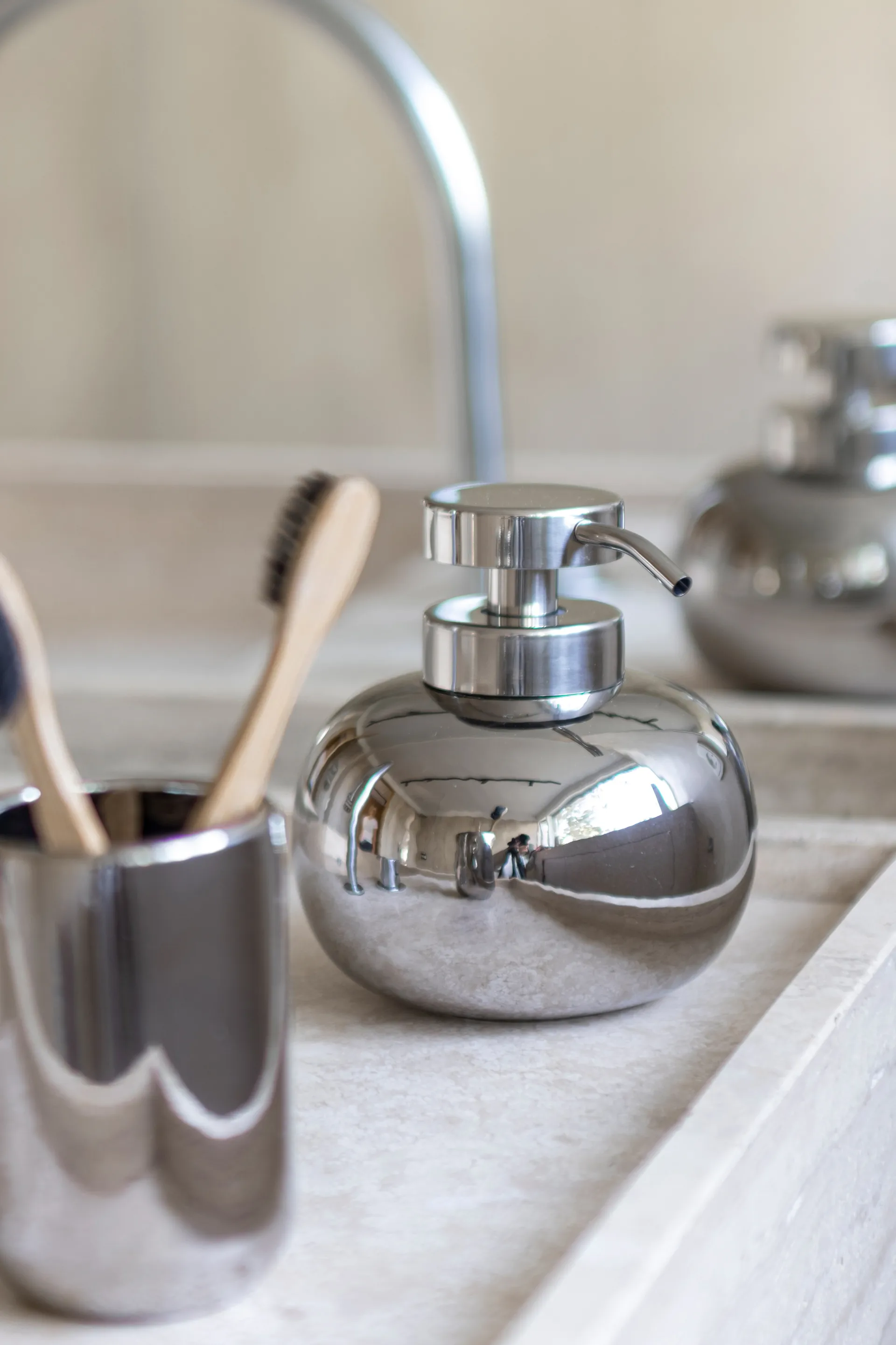 Lotus 皂液器 low, 镀铬色 Mette Ditmer