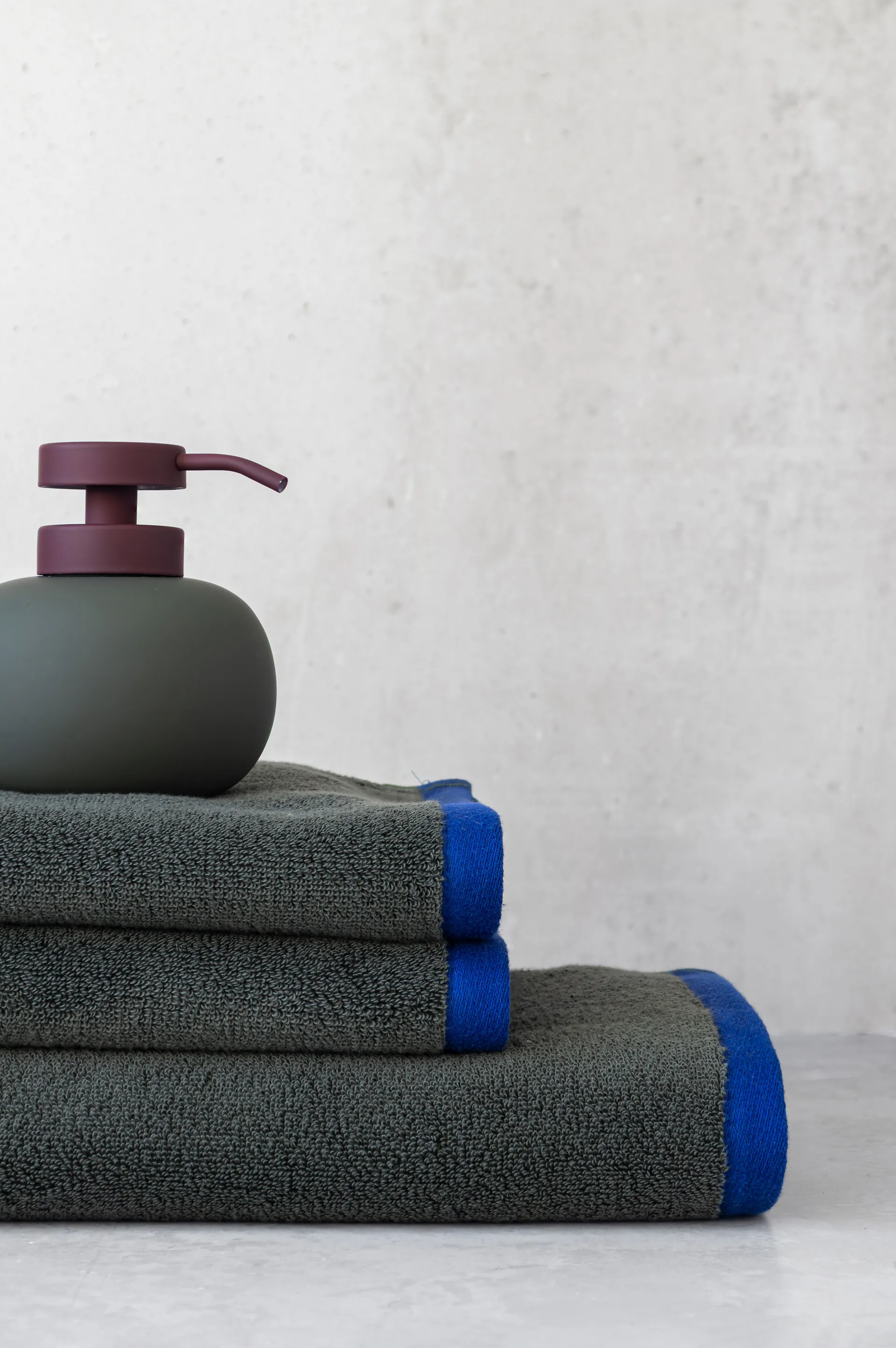 Lotus play soap pump low, incl. 2 pump heads, Dark 橄榄色 Mette Ditmer