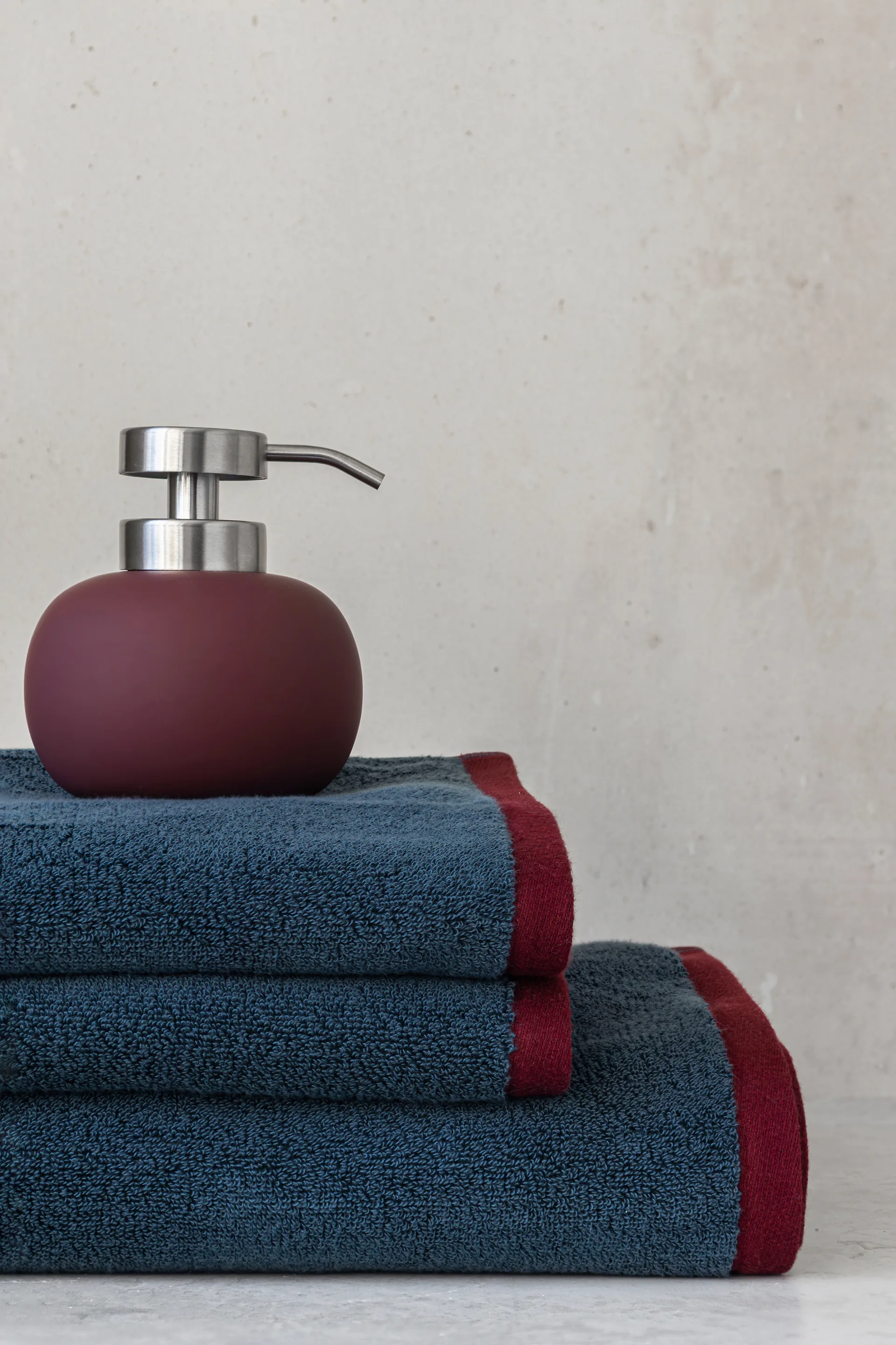 Lotus play soap pump low, incl. 2 pump heads, 酒红色 Mette Ditmer