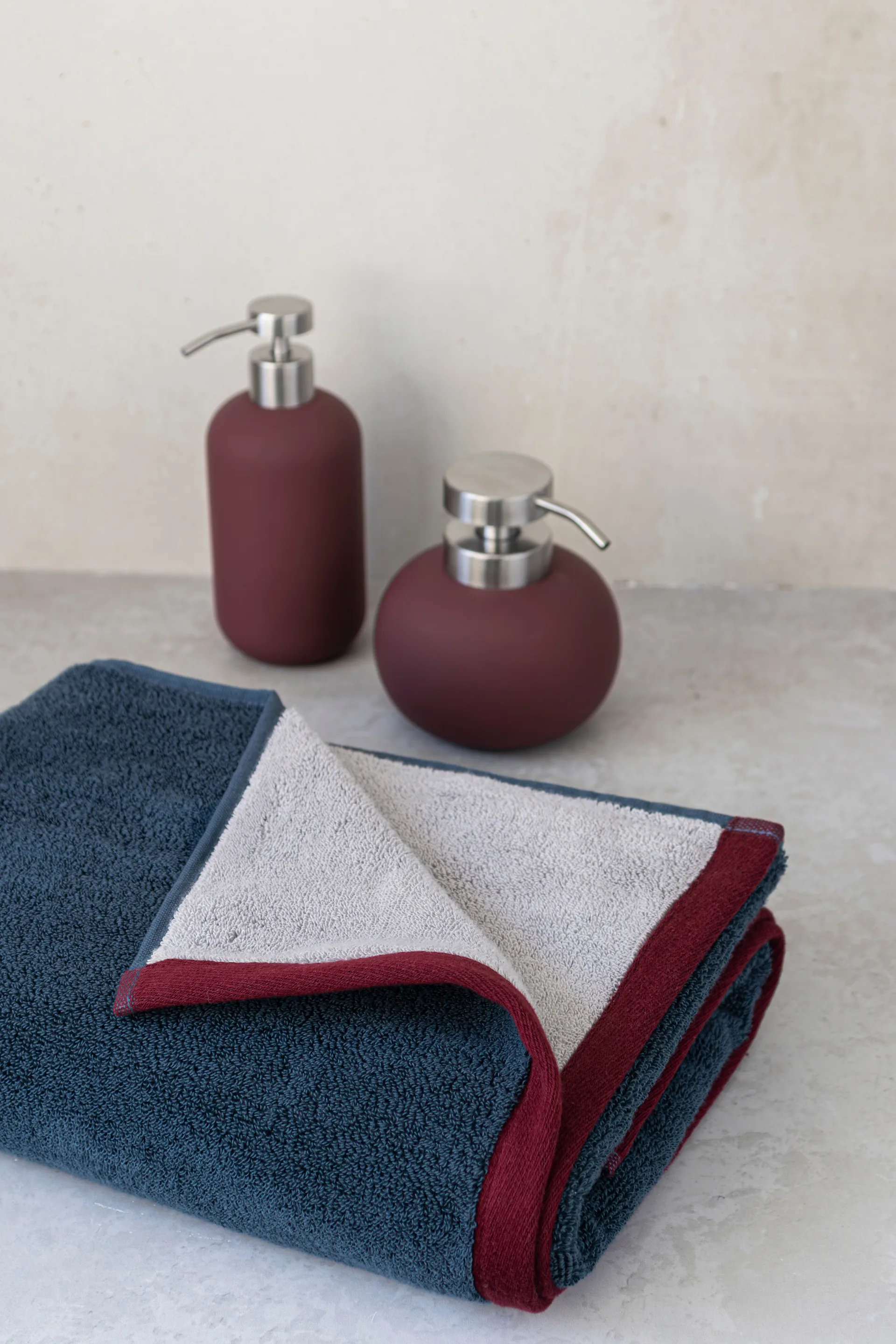 Soft 浴巾 70x133 cm, 午夜蓝-浅灰色 Mette Ditmer