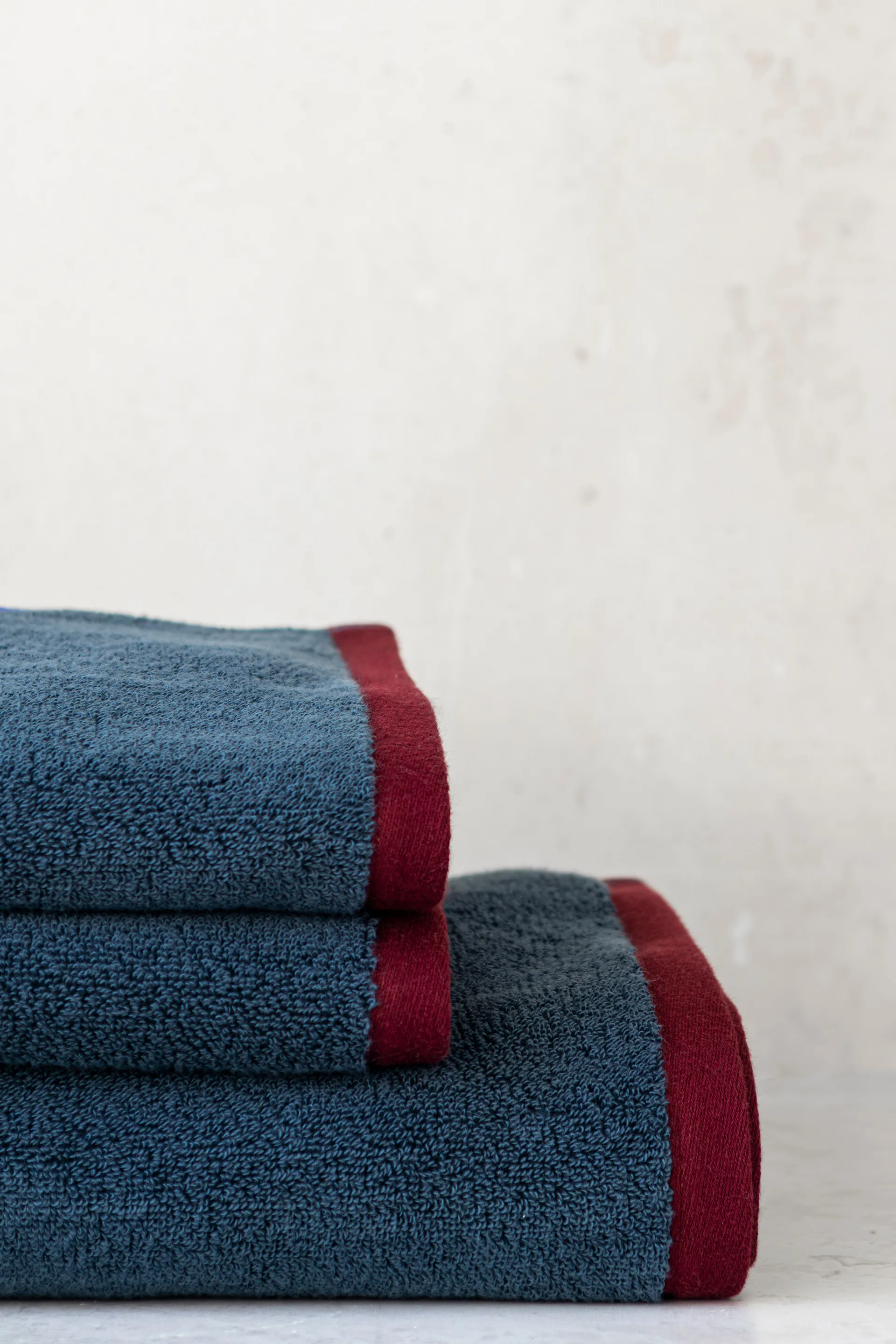 Soft 浴巾 70x133 cm, 午夜蓝-浅灰色 Mette Ditmer