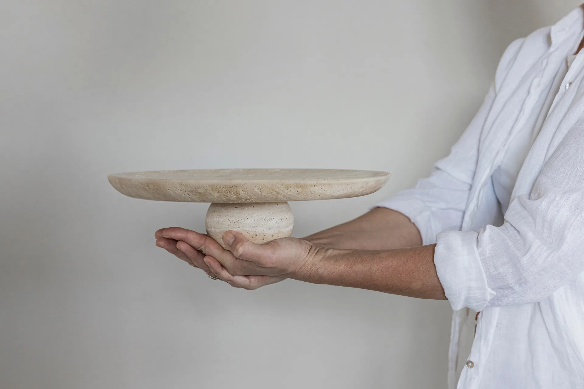 Travertine pedestal, 亚麻色, Ø32x8.5 cm Mette Ditmer