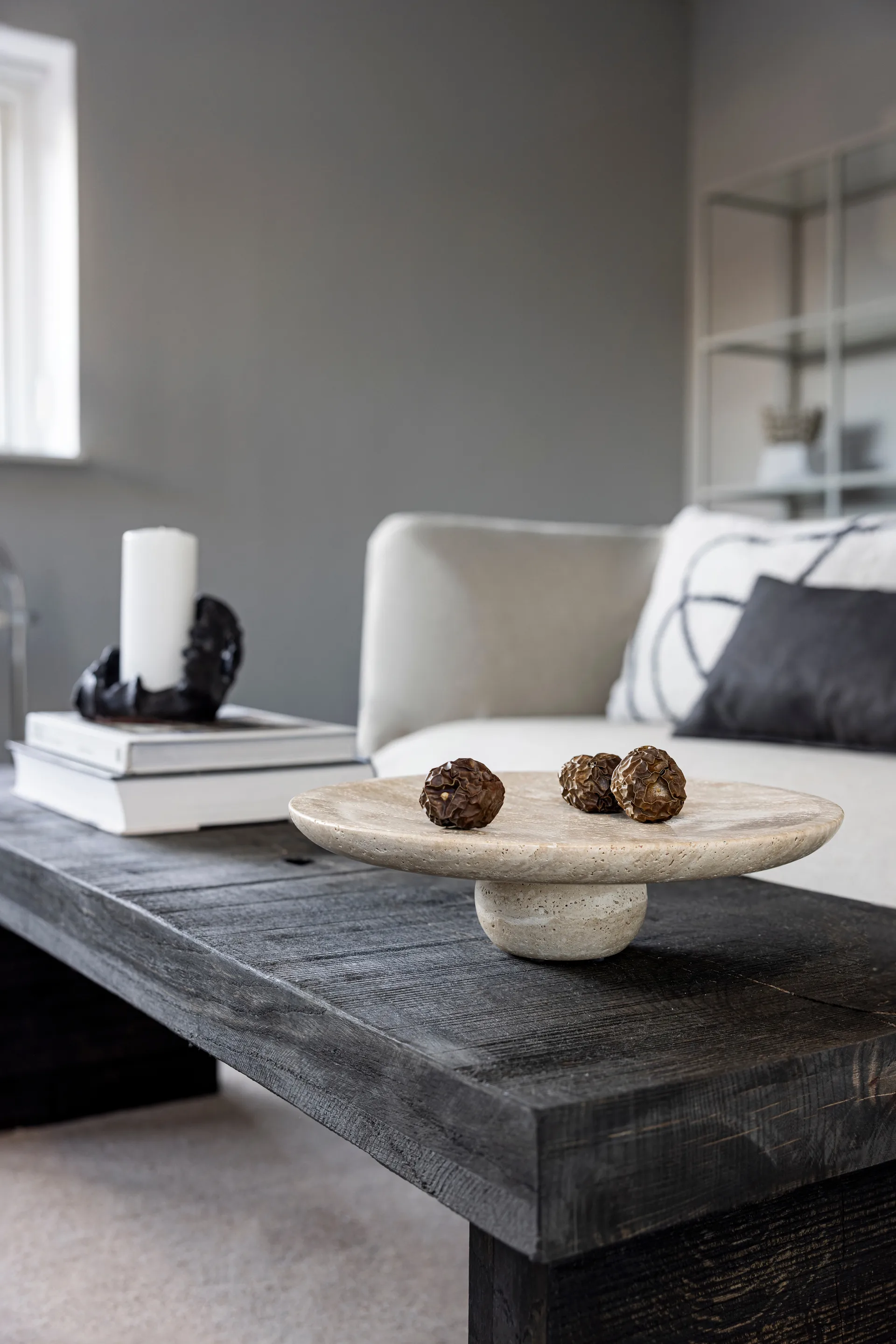 Travertine pedestal, 亚麻色, Ø32x8.5 cm Mette Ditmer