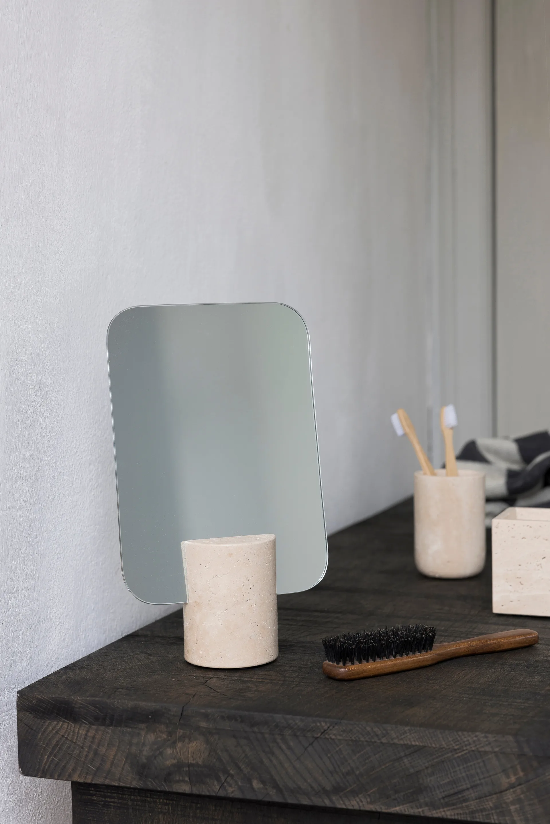 Travertine vanity 镜子, 亚麻色 Mette Ditmer