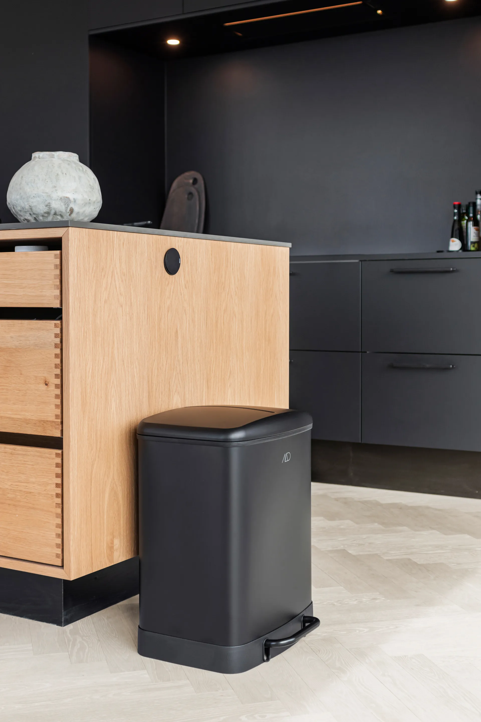 Wonda 脚踏式桶 24L, 黑色 Mette Ditmer