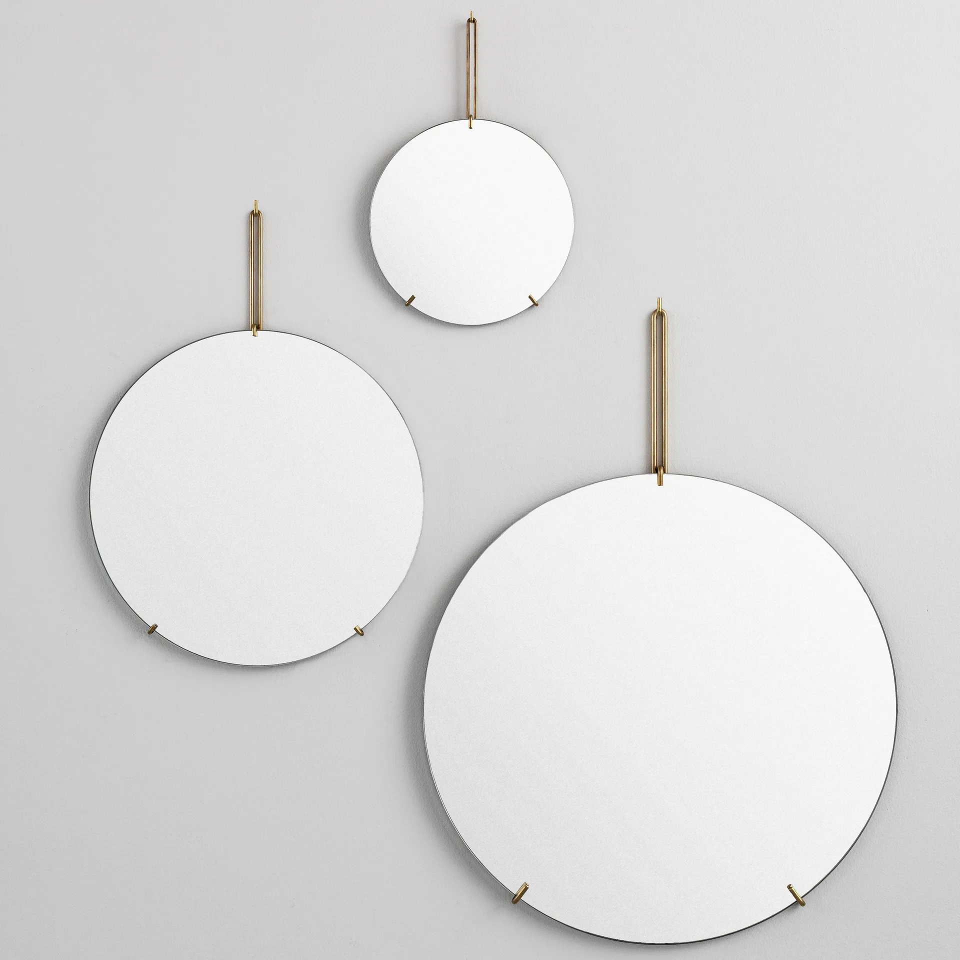 Moebe 墙面镜  Ø 50 cm, brass MOEBE