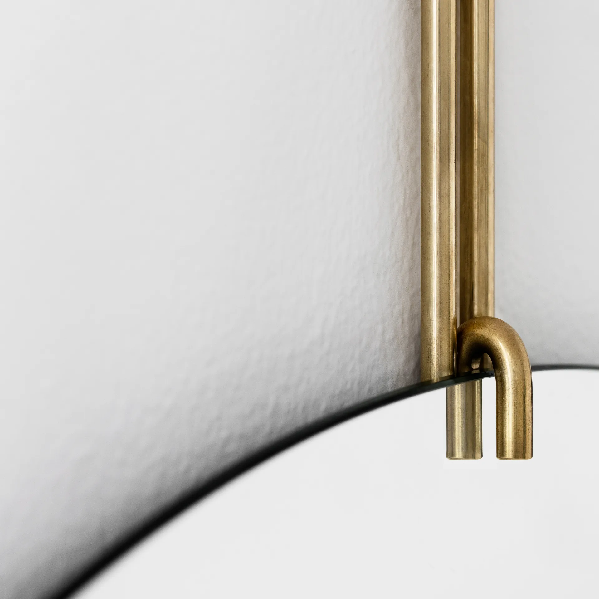 Moebe 墙面镜  Ø 50 cm, brass MOEBE