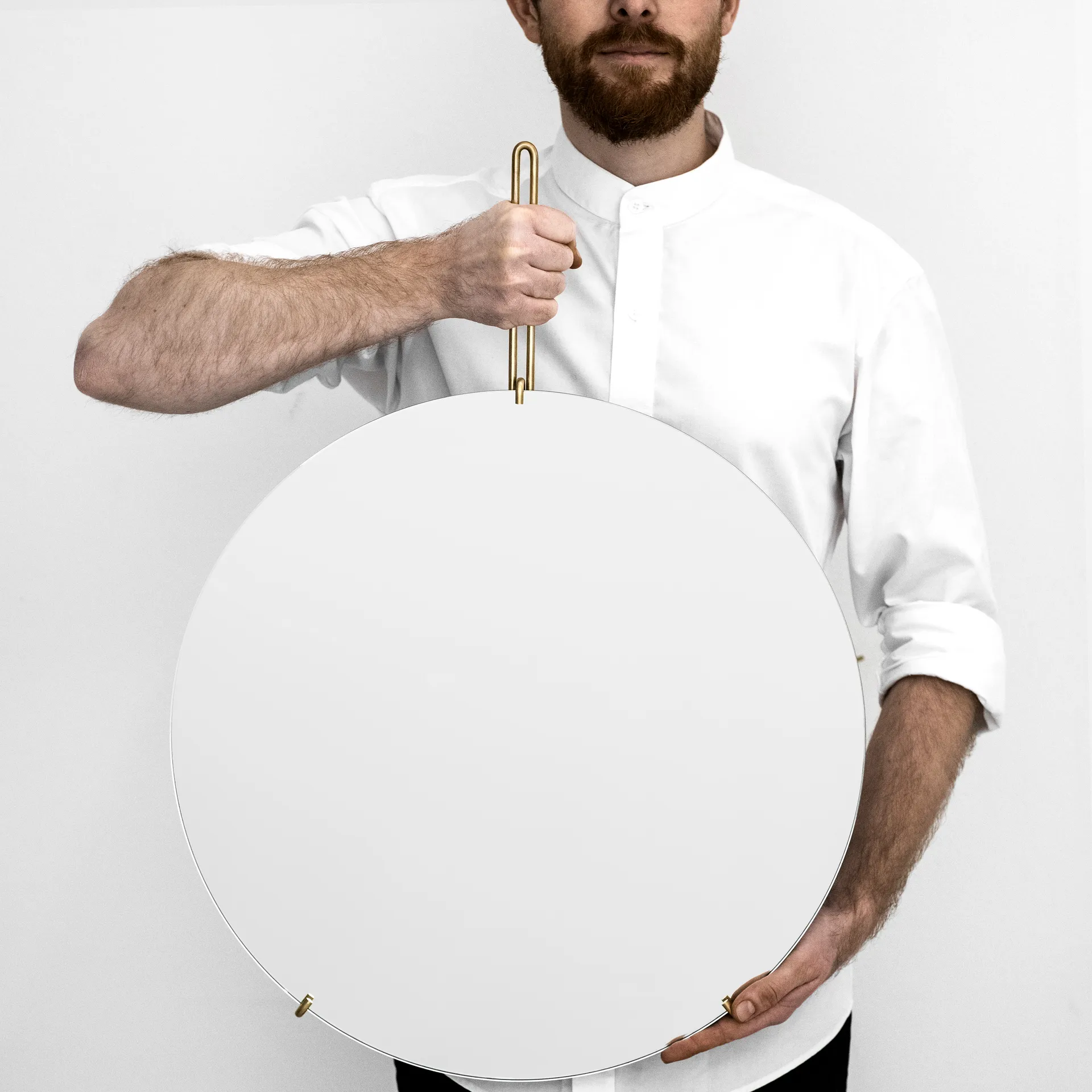 Moebe 挂墙镜 Ø50cm, 黄铜 MOEBE