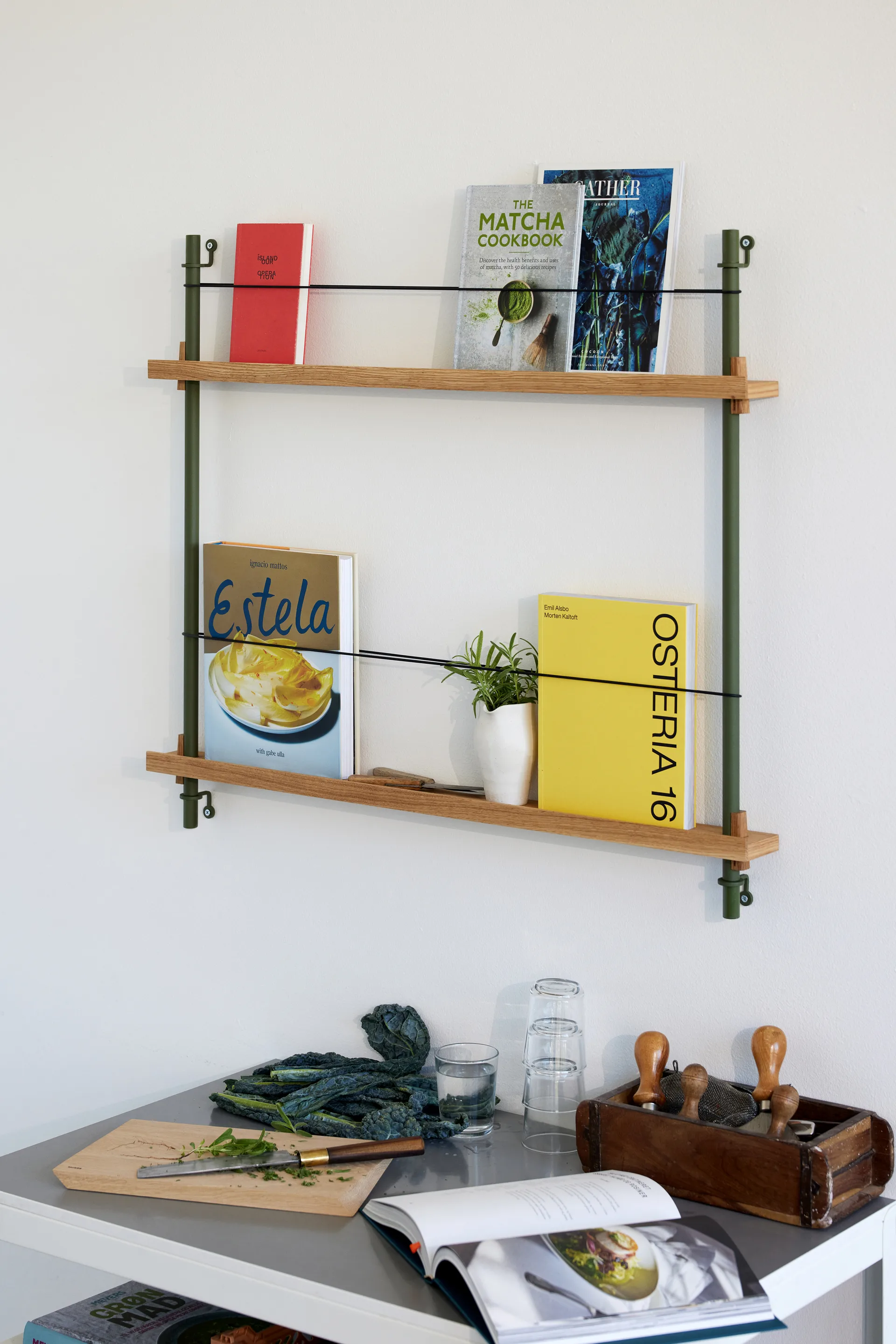 Moebe magazine rack, Smoked 自然木色-绿色 MOEBE