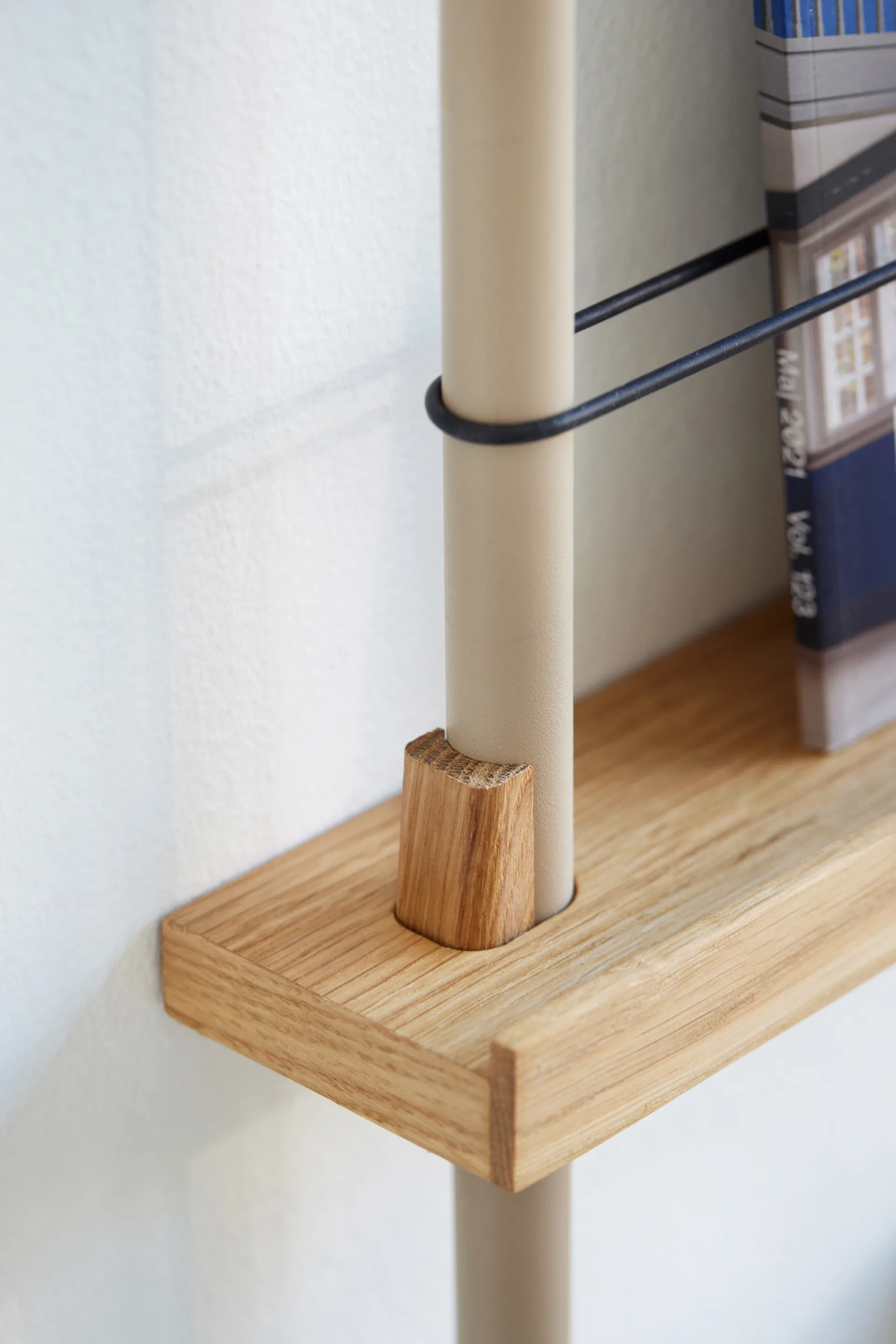 Moebe magazine rack, Smoked 自然木色-灰色 MOEBE