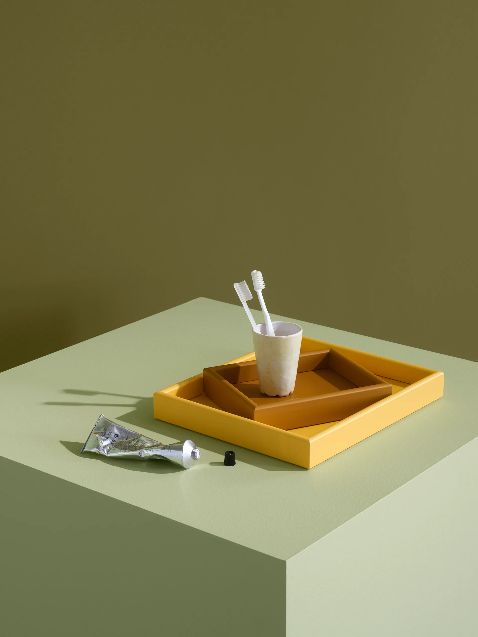 Arrange 托盘 小 17.3x21.4 cm, 琥珀色 Montana