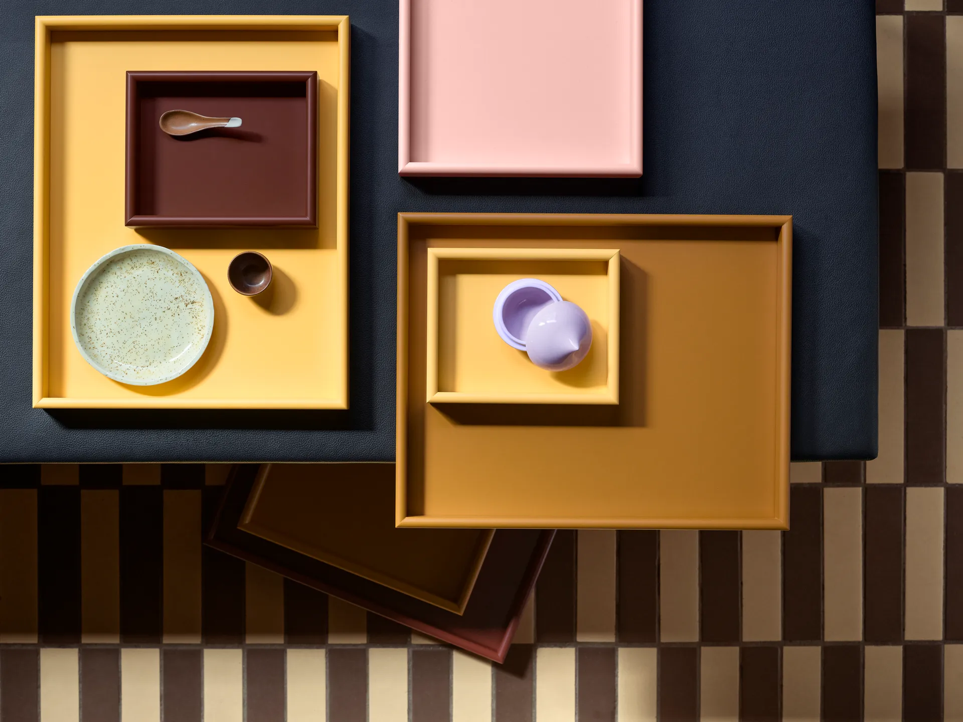 Arrange 托盘 大 35.3x44.1 cm, 琥珀色 Montana