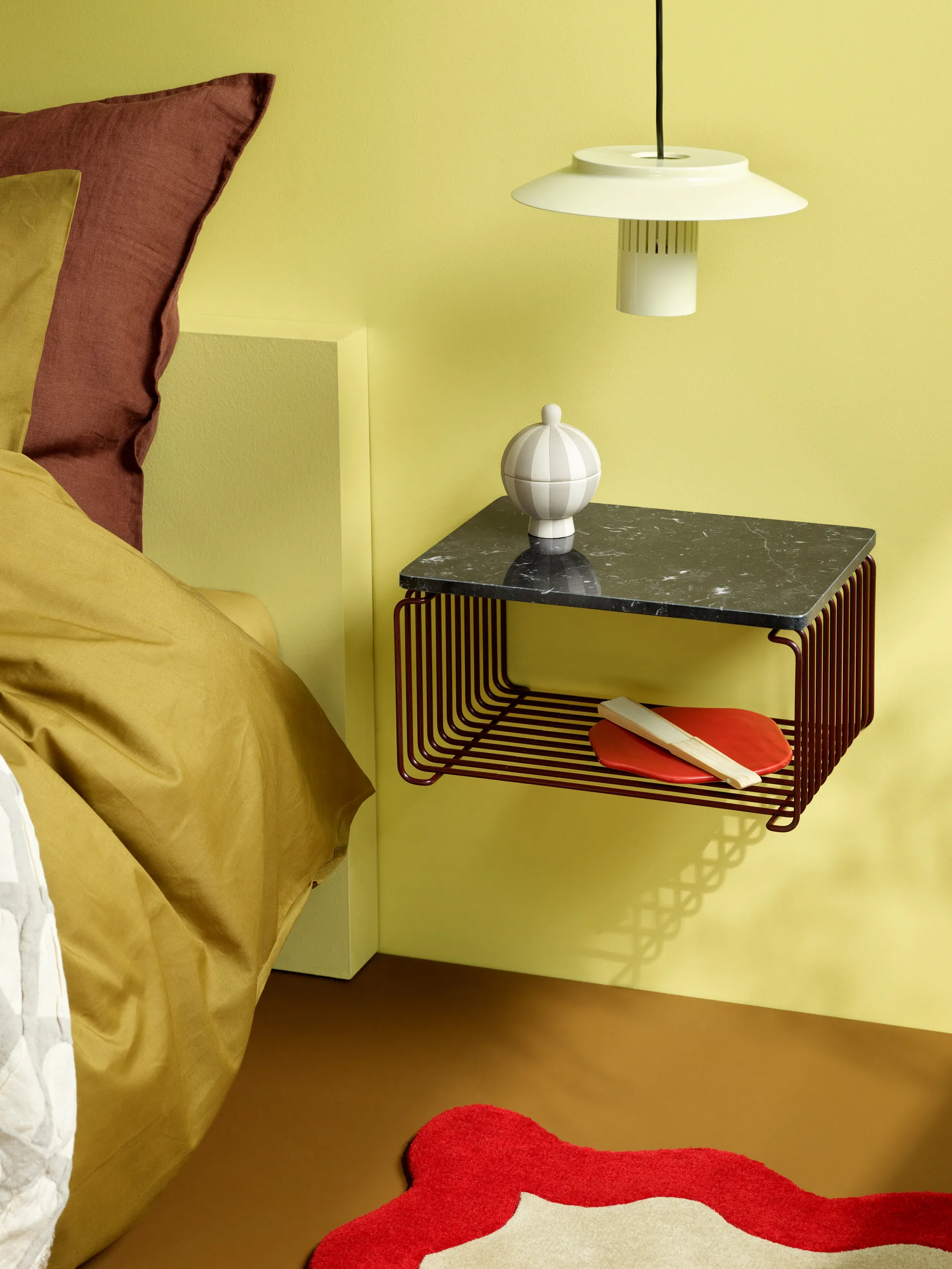 Panton Wire Half Height 架子 34.8x17.2x25.7 cm, 黑色 红色 Montana