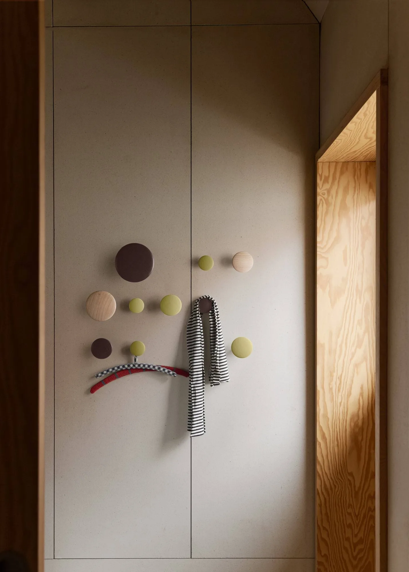 Dots Wood 衣帽钩, 浅橄榄色，直径6.5cm Muuto