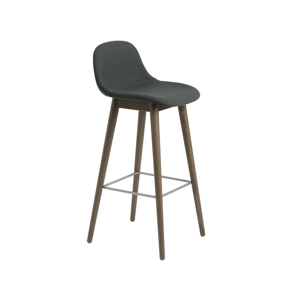 Fiber 带靠背吧凳65cm, 990深绿色斜纹织物_棕色染色橡木支腿 Muuto